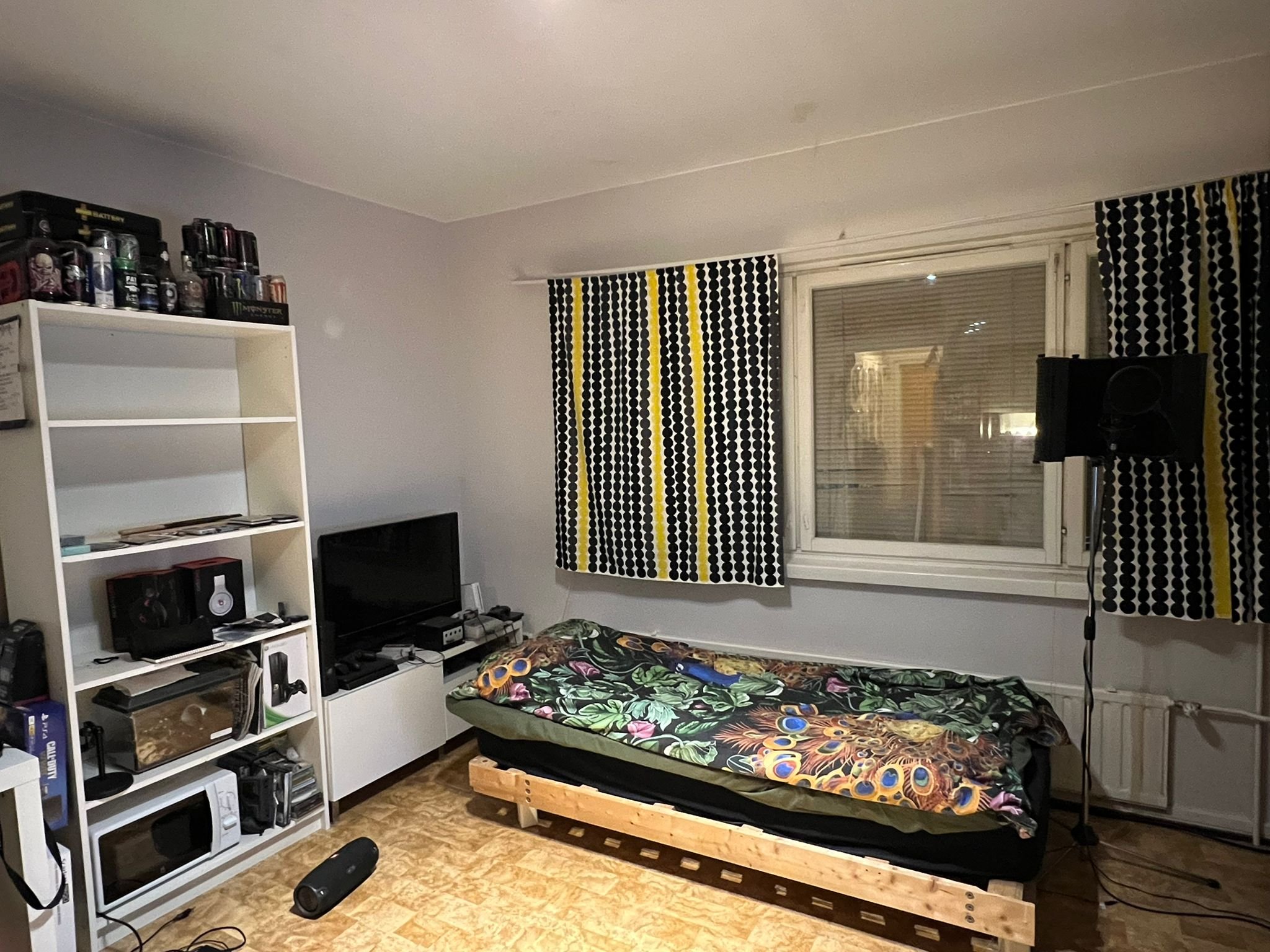 YKsiö uimahallin vierestä. 1