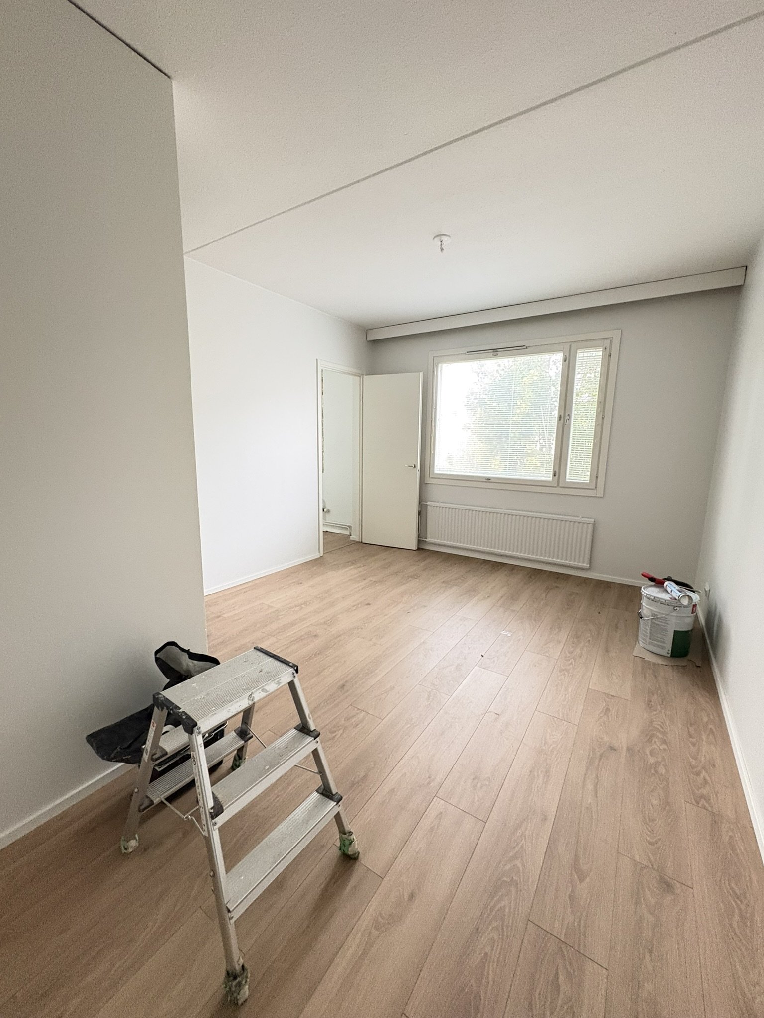 Pintaremontoitu, siisti, tilava ja valoisa yksiö alkovilla 28,0m2 pienkerrostalon 3/3 kerroksessa, juuri pintaremontoitu 1