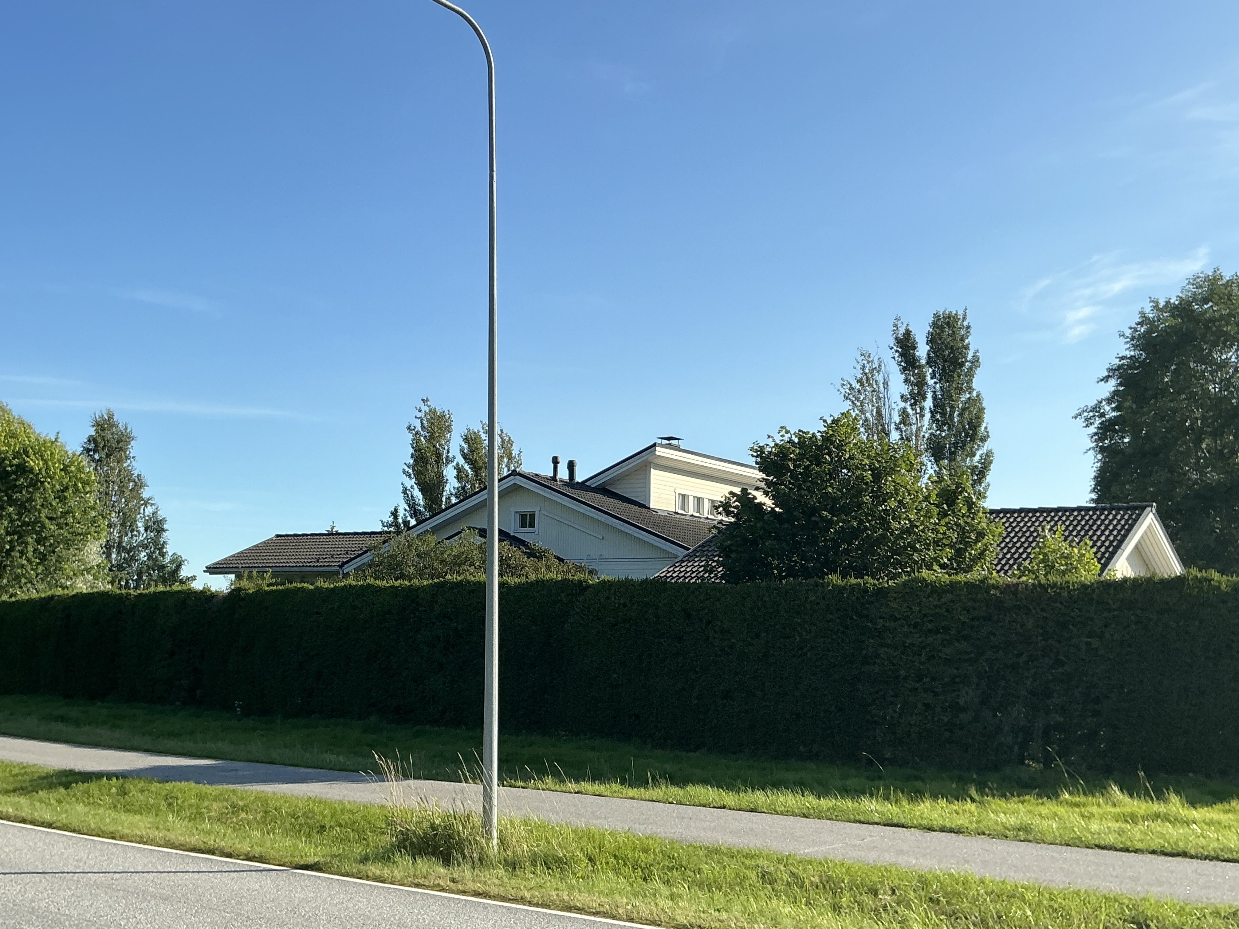 Iso näyttävä omakotitalo isolla suojaisalla puutarhatontilla 4