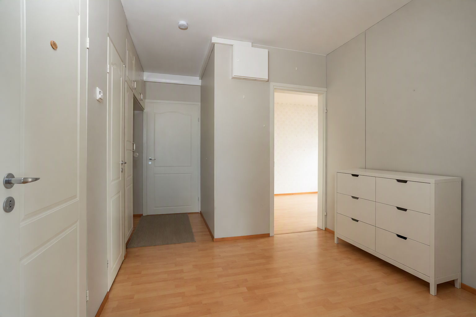 Ylimmän (7/7) kerroksen parvekkeellinen 74m2 kalustettu ilmalämpöpumpullinen kolmio Palosaarella 4
