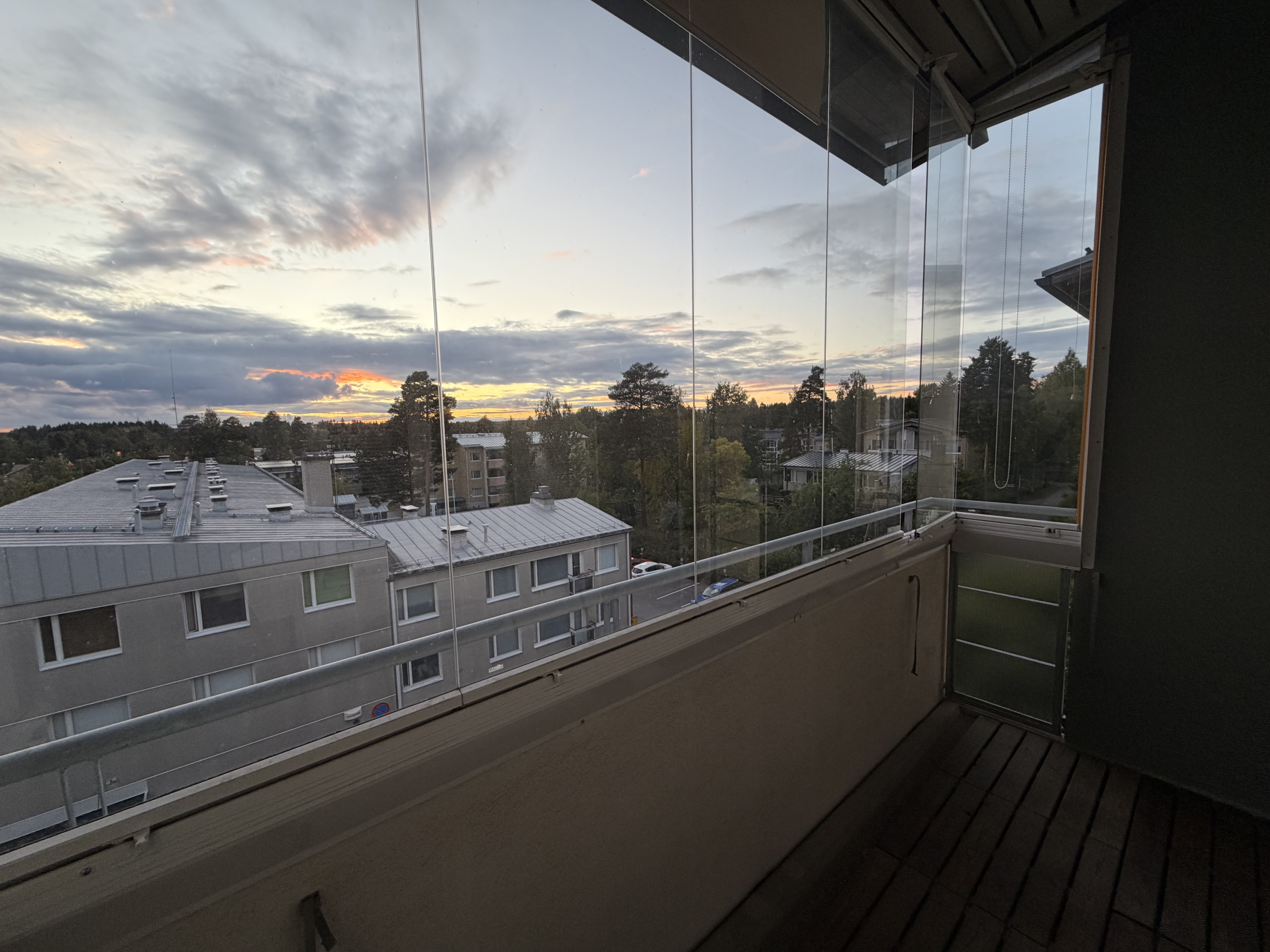Ylimmän kerroksen yksiö saunalla ja lasitetulla parvekkeella 4