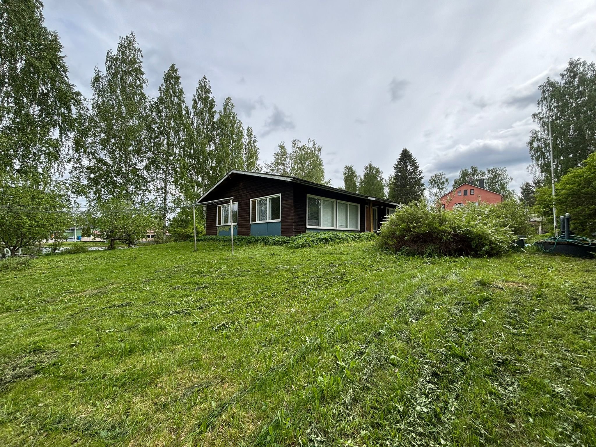 Rauhallinen talo lammenrannalla 1