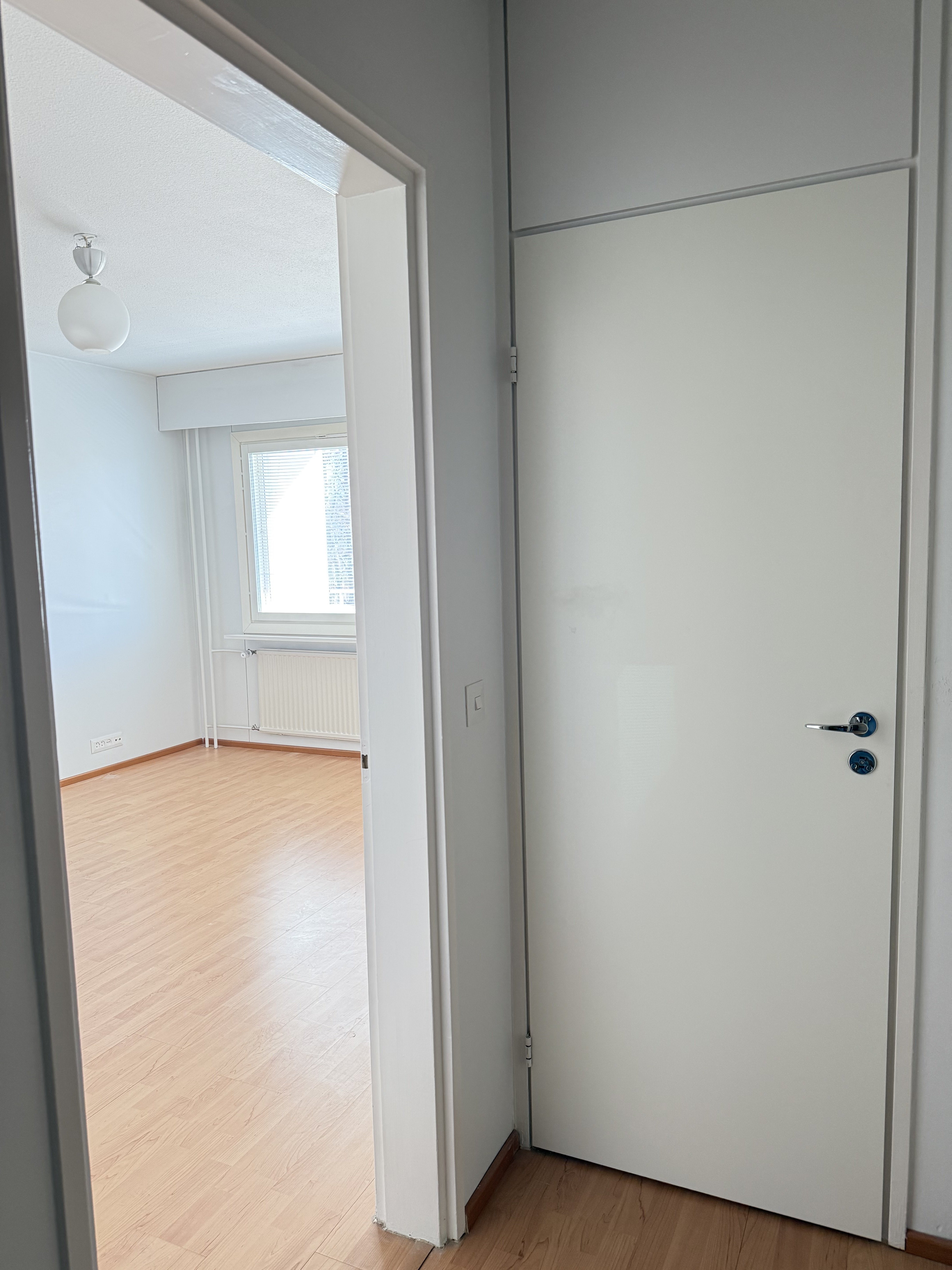 Valoisa yksiö lasitetulla parvekkeella 1