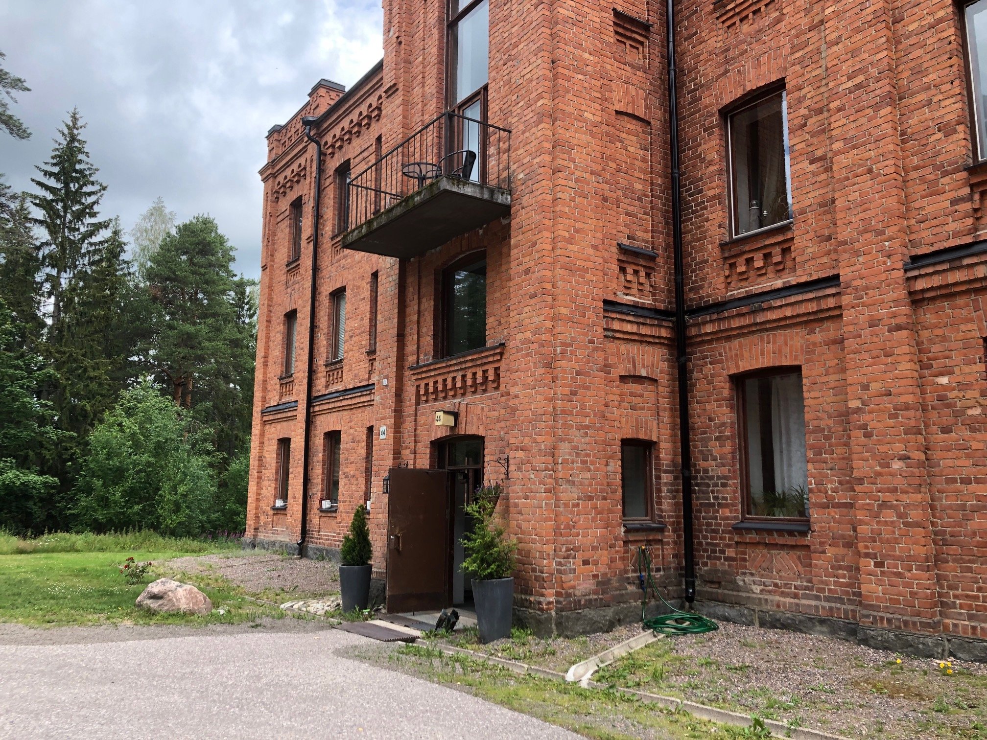 Remontoitu kolmio kivalla alueella luonnon keskellä 1