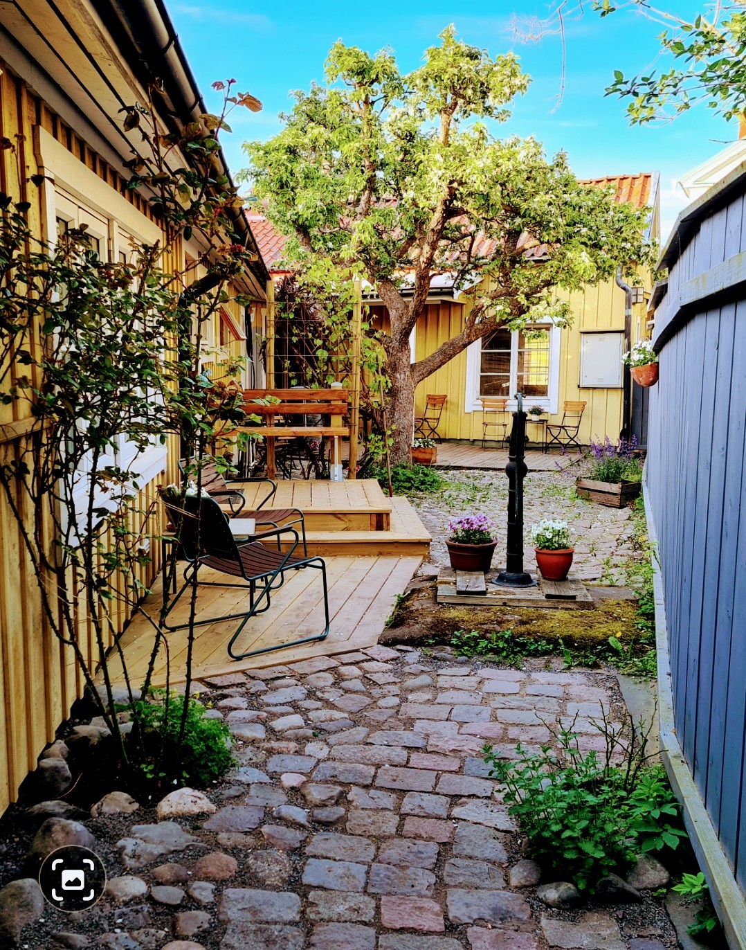 Charmigt boende på kullerstensgård, Gamla Norr Västervik. Qasa