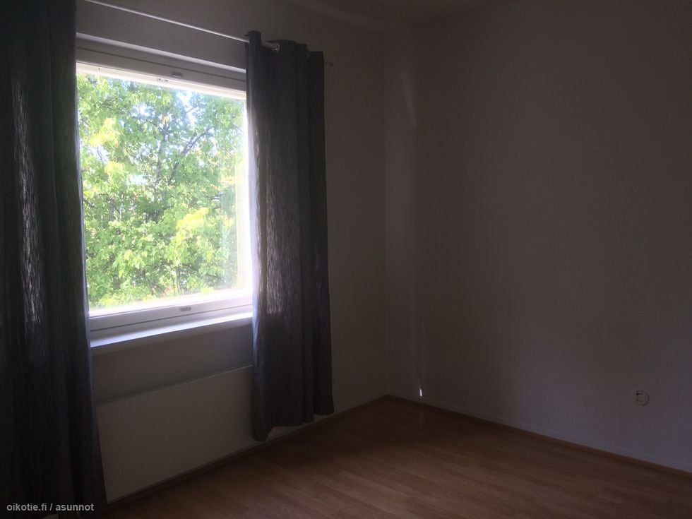 Valoissa kulmahuone Kouvolan keskustassa - sopii myös kimppakämpäksi! 2