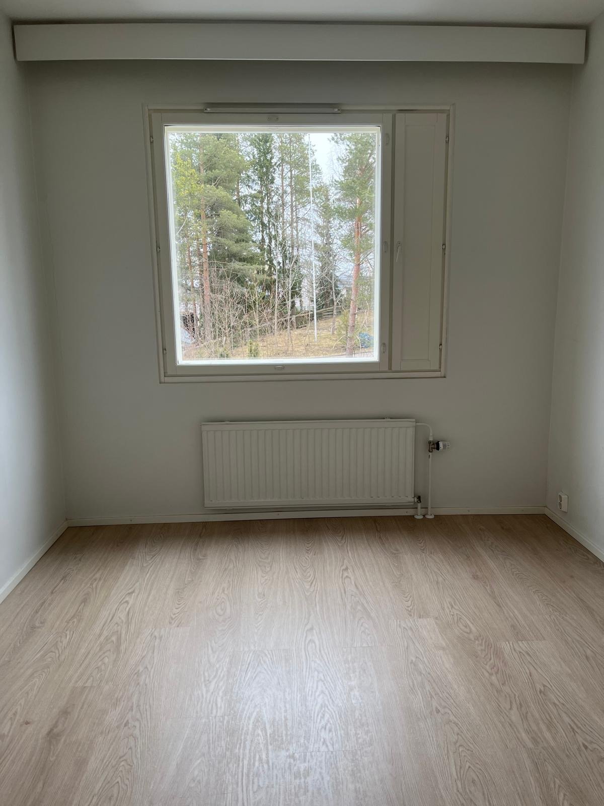 Vuokralle tarjotaan vaalea, valoisa läpitalon huoneisto 2h+k, vaatehuone, parveke 50m2 2