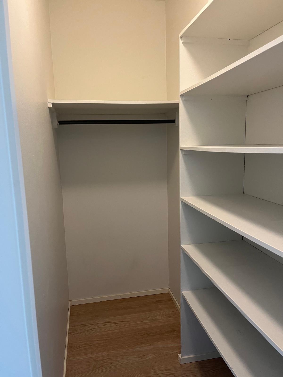 Vuokralle tarjotaan vaalea, valoisa läpitalon huoneisto 2h+k, vaatehuone, parveke 50m2 3