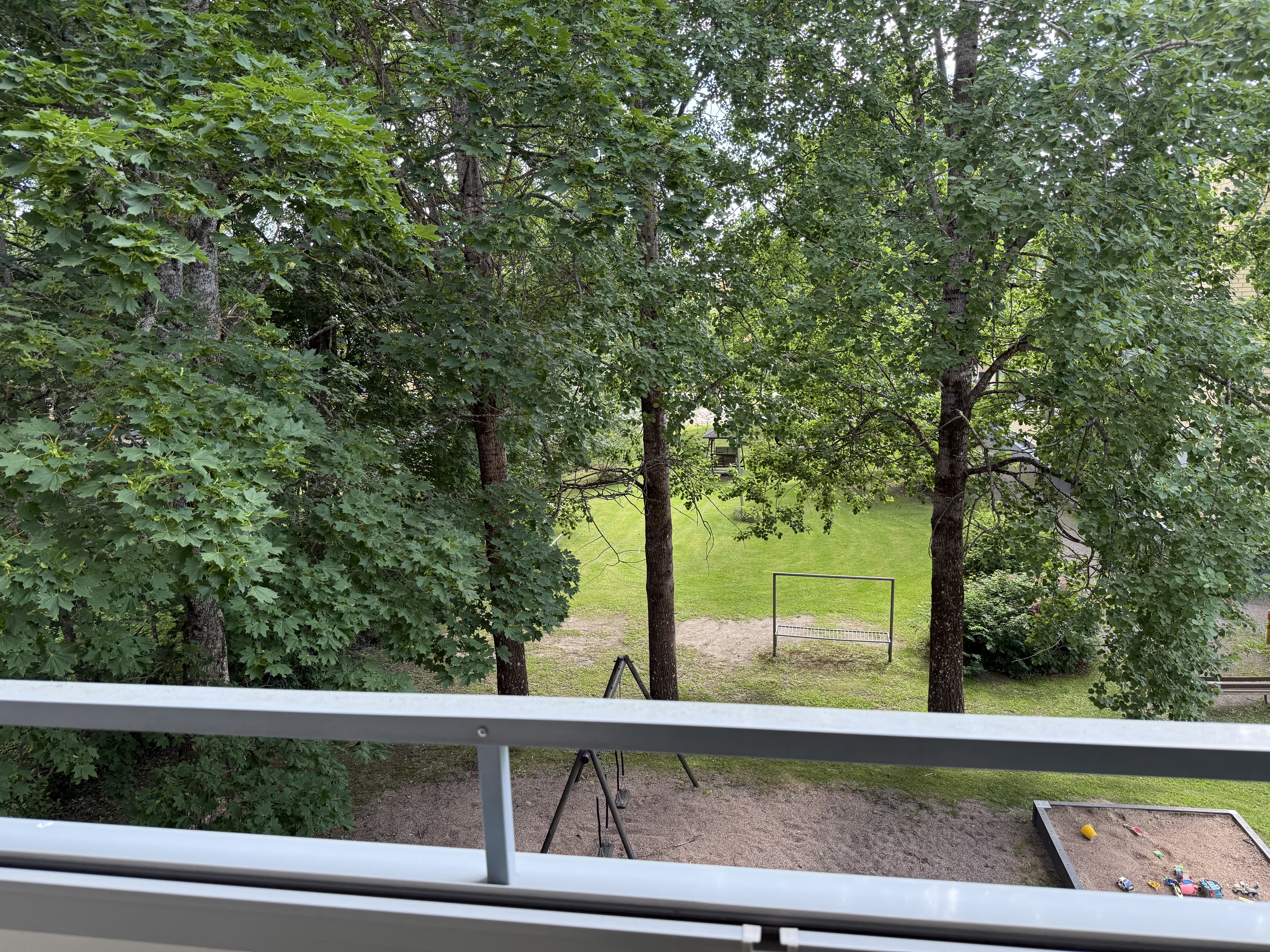 Valoisa yksiö lasitetulla parvekkeella 4