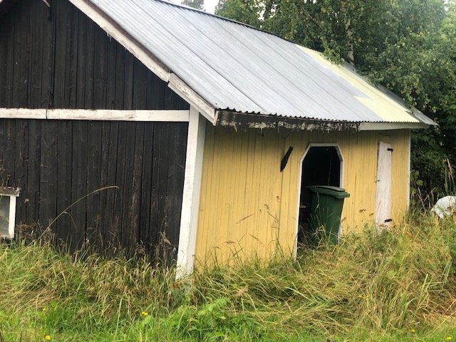 Mökki  oh/keittotila + mh + sh/wc, varasto yht. n. 38 m2 2