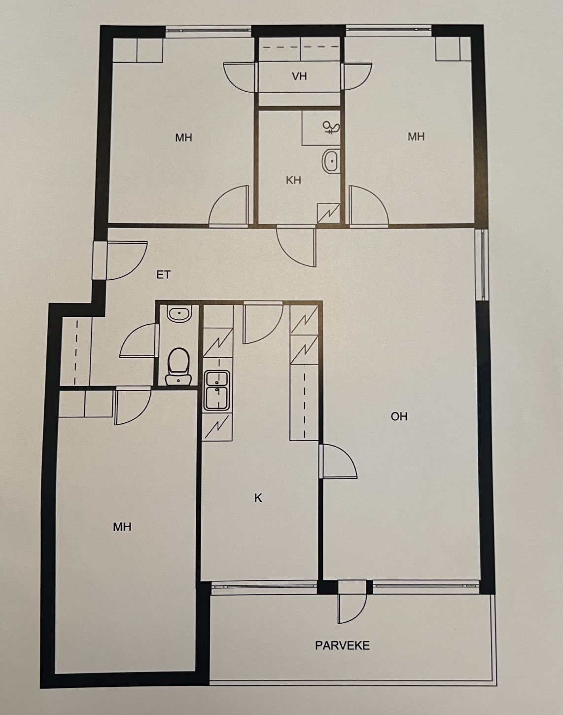 Valoisa ja tilava 4 huonetta ja keittiö, 97 m² läpitalon päätyhuoneisto keskustassa. Vaatehuone ja autopaikka. 2