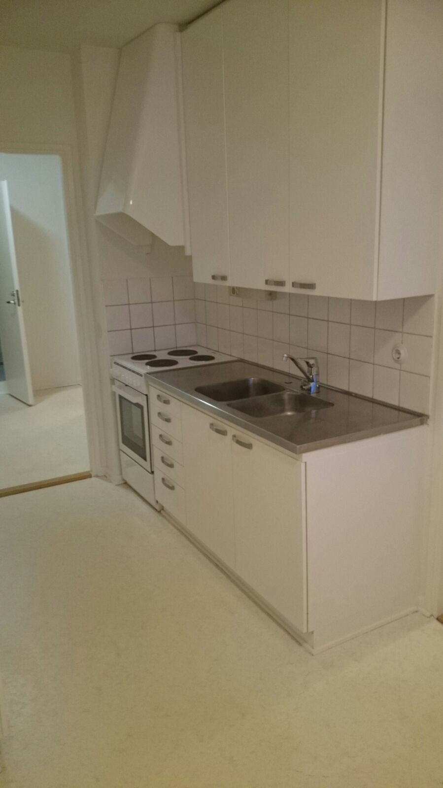 Lohtajan keskustan sykkeessä SALEn vieressä alakerran valoisa parvekkeellinen kolmio heti vapaana. 2