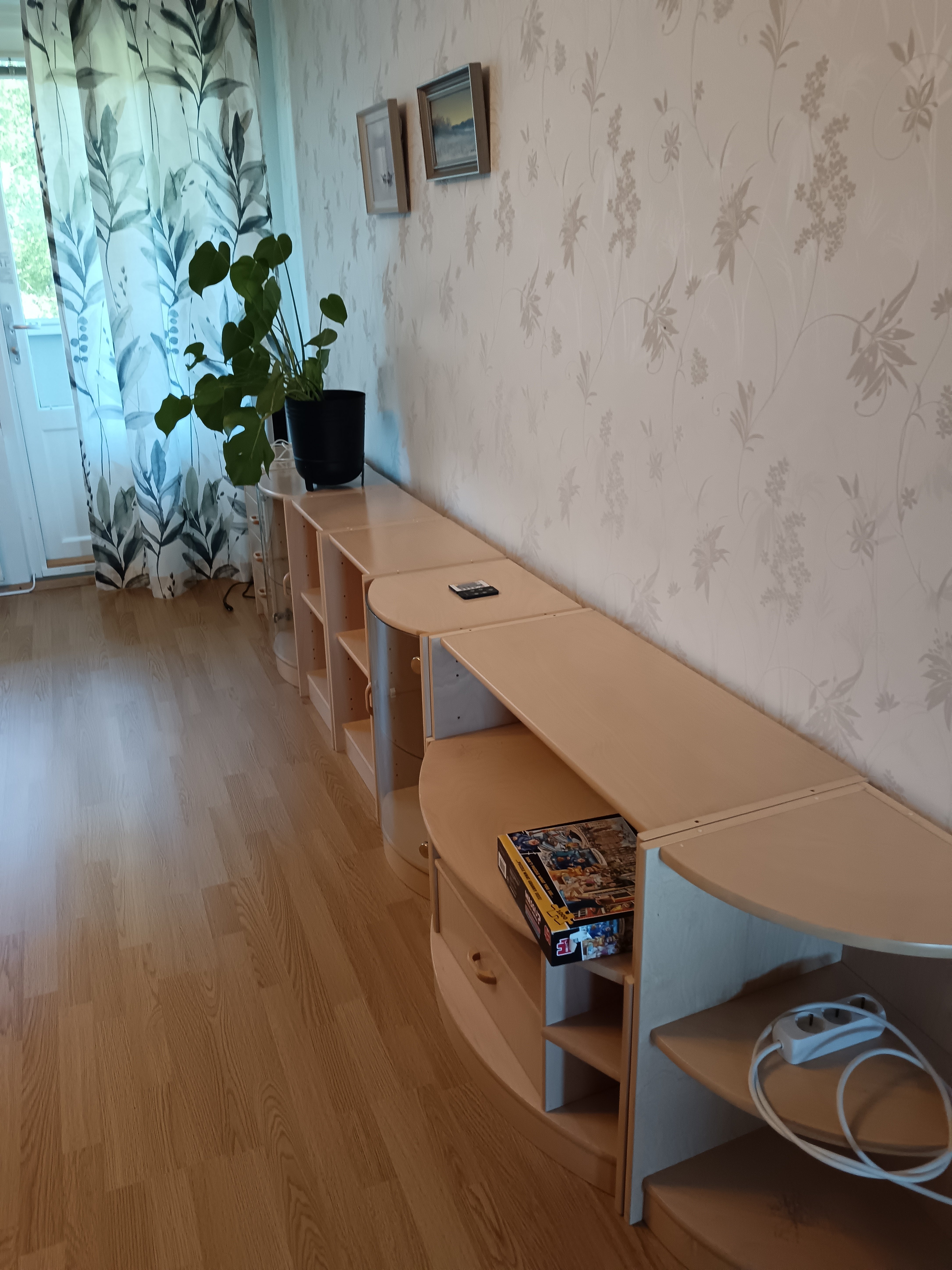 Myllykosken keskustassa, kaupat vieressä. Kauniiseen Kymijoen rantaan alla kilometri. Uima- ja matonpesupaikka lähellä. 4