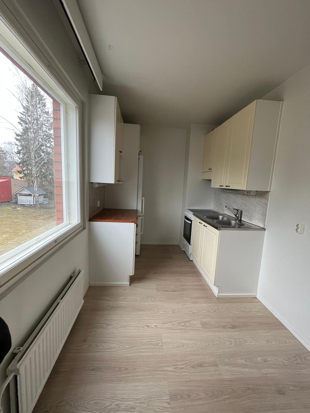 Vuokralle tarjotaan vaalea, valoisa läpitalon huoneisto 2h+k, vaatehuone, parveke 50m2 5