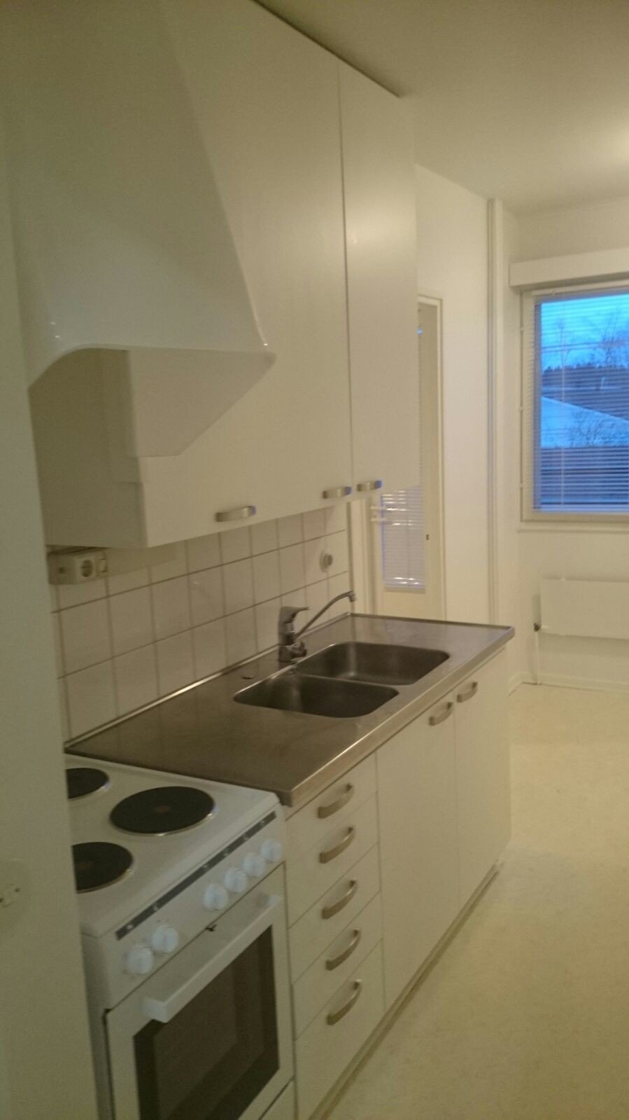 Lohtajan keskustan sykkeessä SALEn vieressä alakerran valoisa parvekkeellinen kolmio heti vapaana. 3
