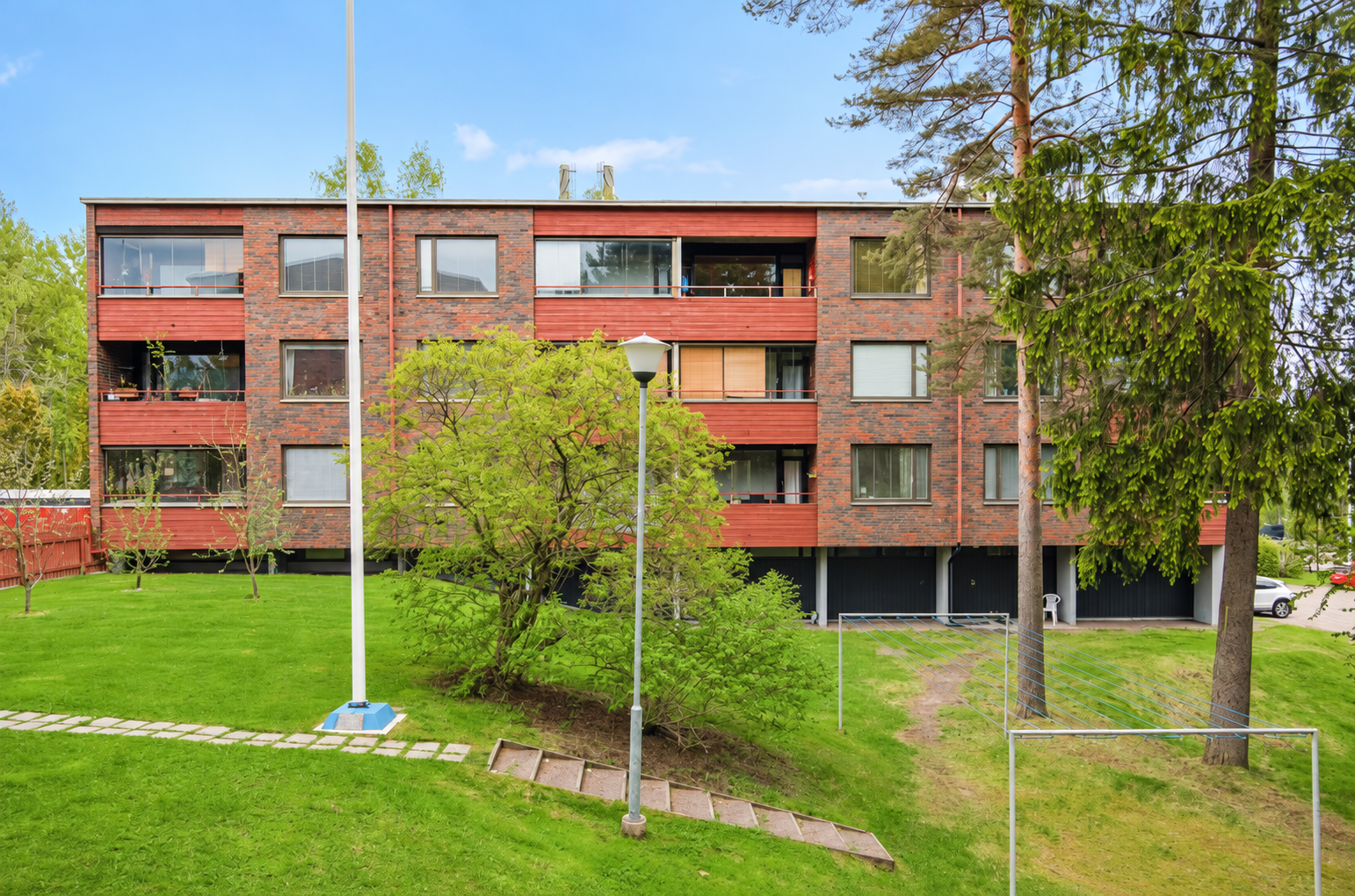 Tilava ja hyväkuntoinen kolmio Kotkan Karhuvuoresta. 1