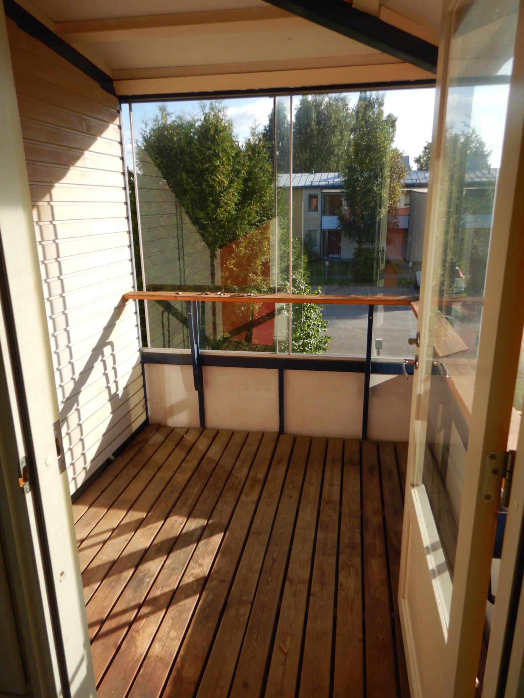 Erittäin siisti 2 h + k +sauna, oma parveke josta näkymä järvelle/ satamaan. 4