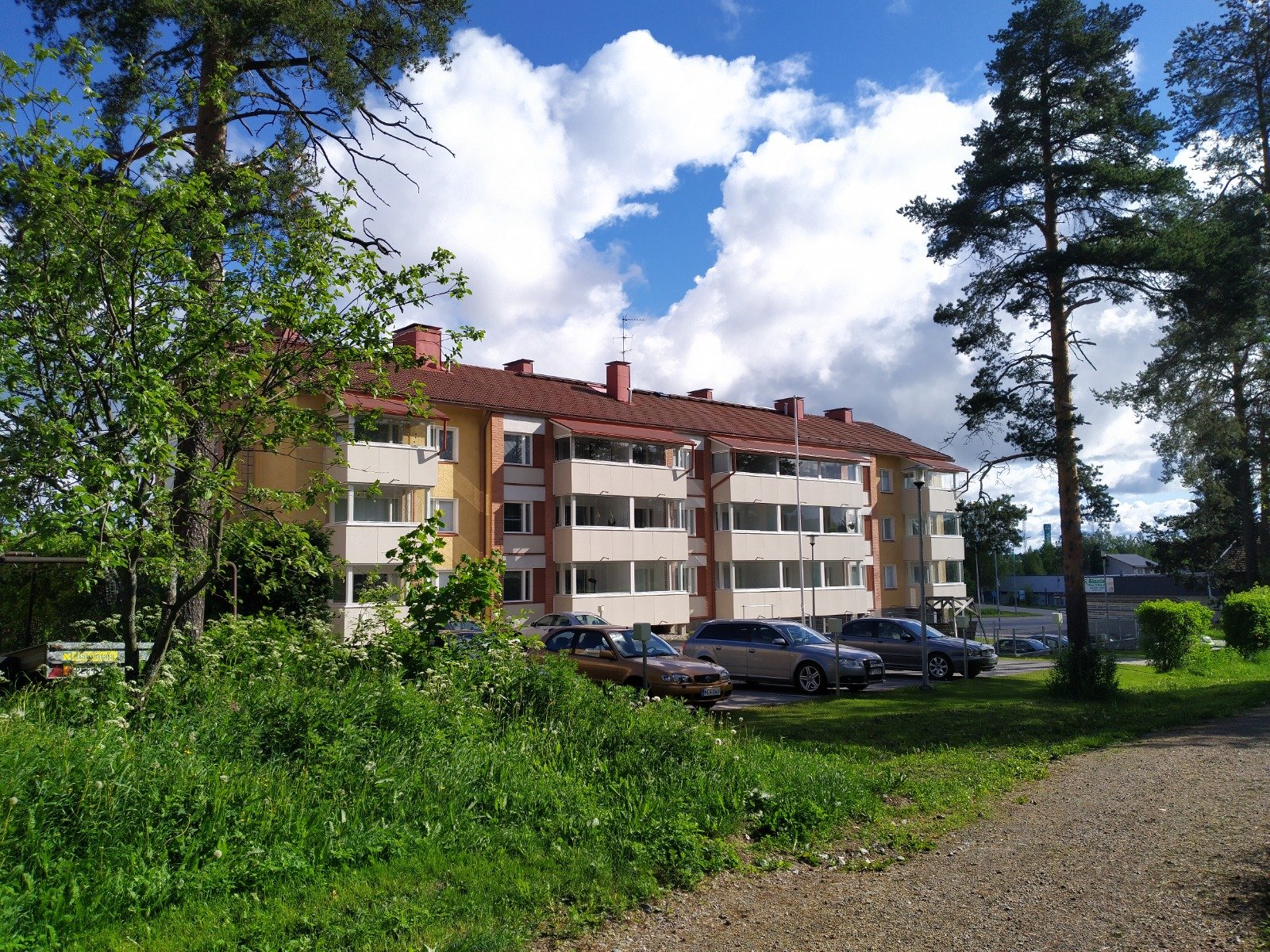 Valoisa läpi talon asunto isolla lasitetulla parvekkeella. 1