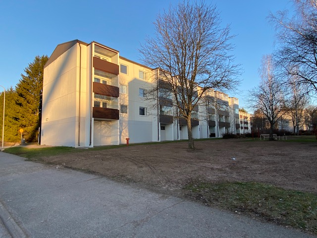 Hyvinkäällä tilava ja avarapohjainen 73,5m2 kolmio lasitetulla parvekkeella. 1