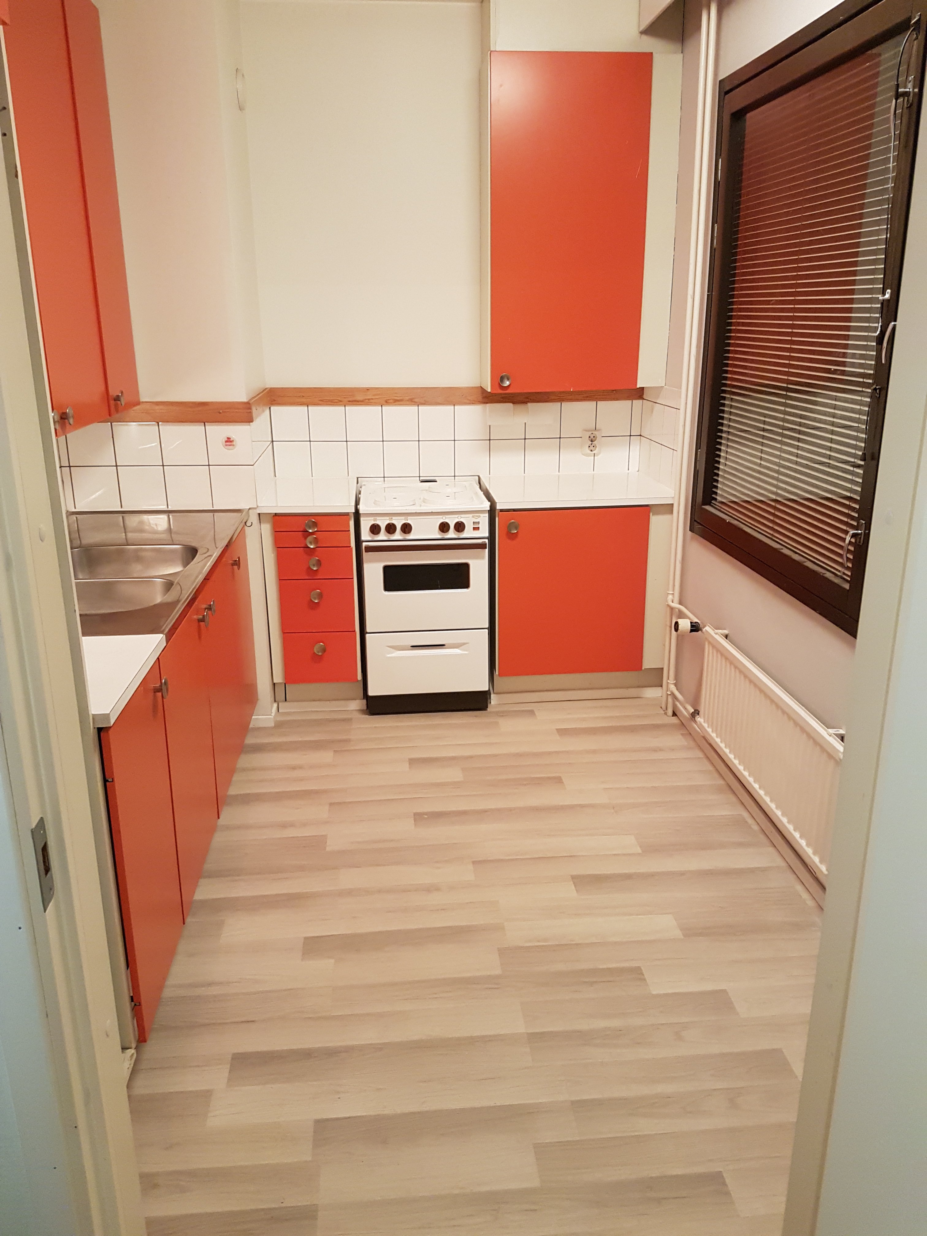 Loistokuntoinen yksiö parvekkeella 1