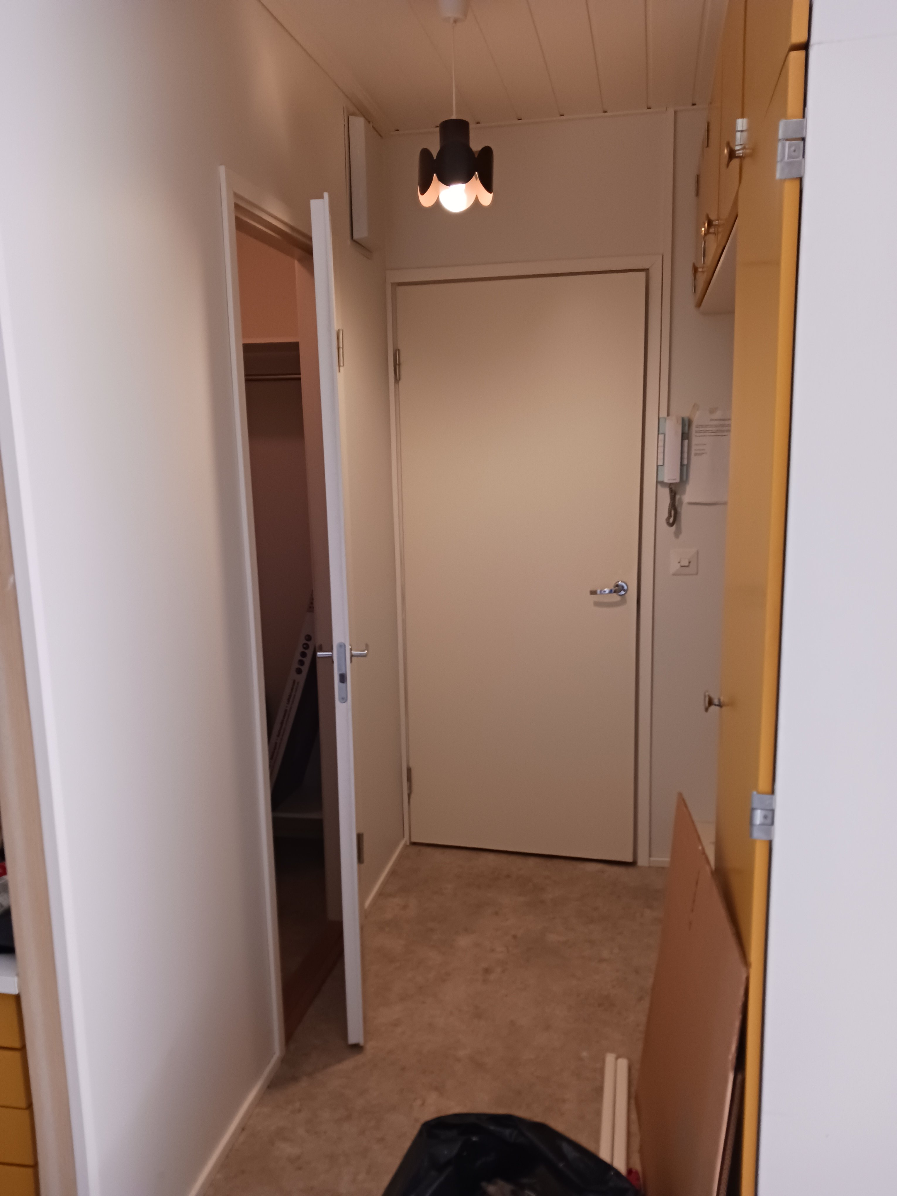 Keskellä kylää kerrostalo kolmio 4