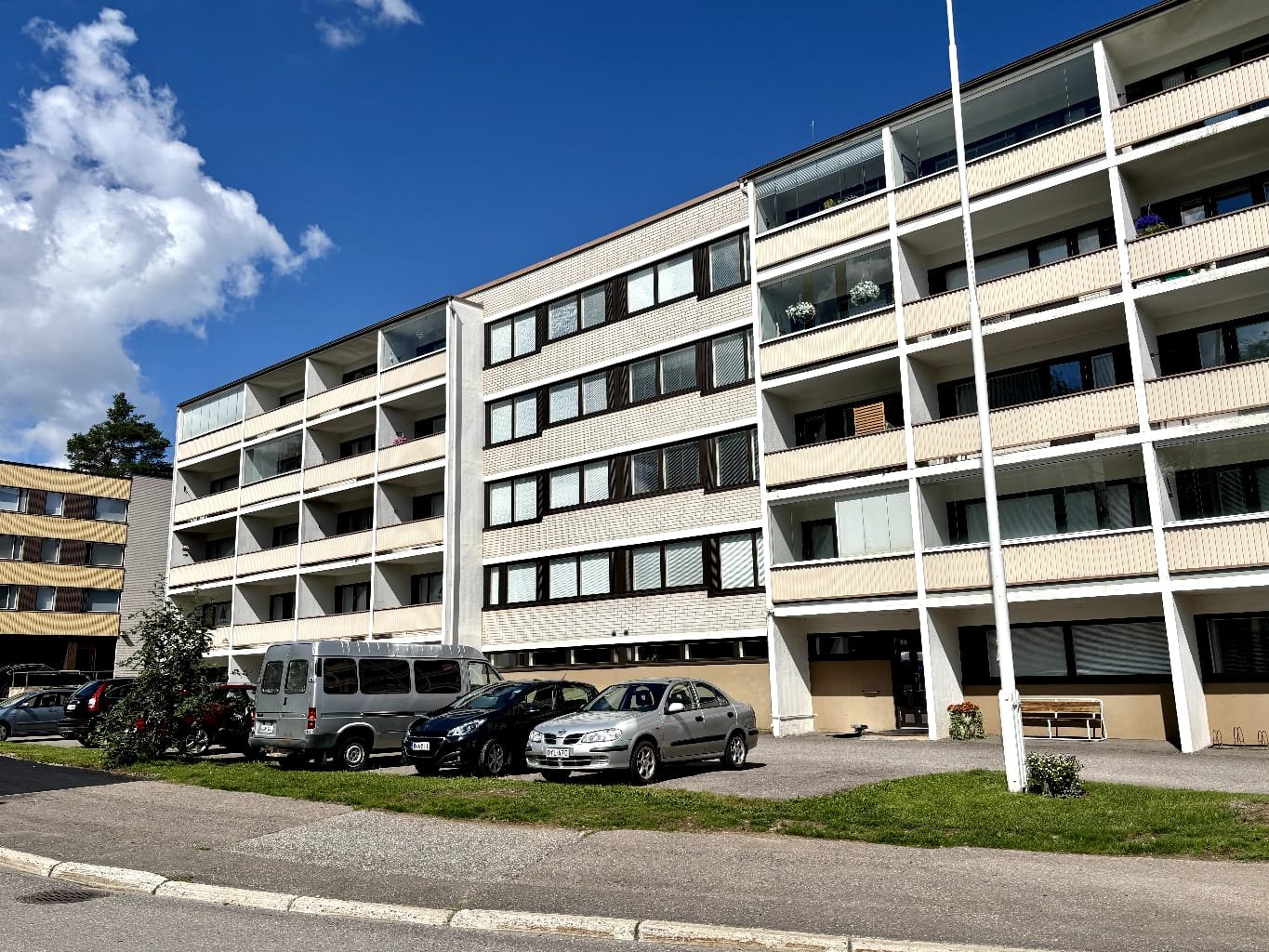 Siisti, esteetön ylimmän kerroksen pikku yksiö. 1