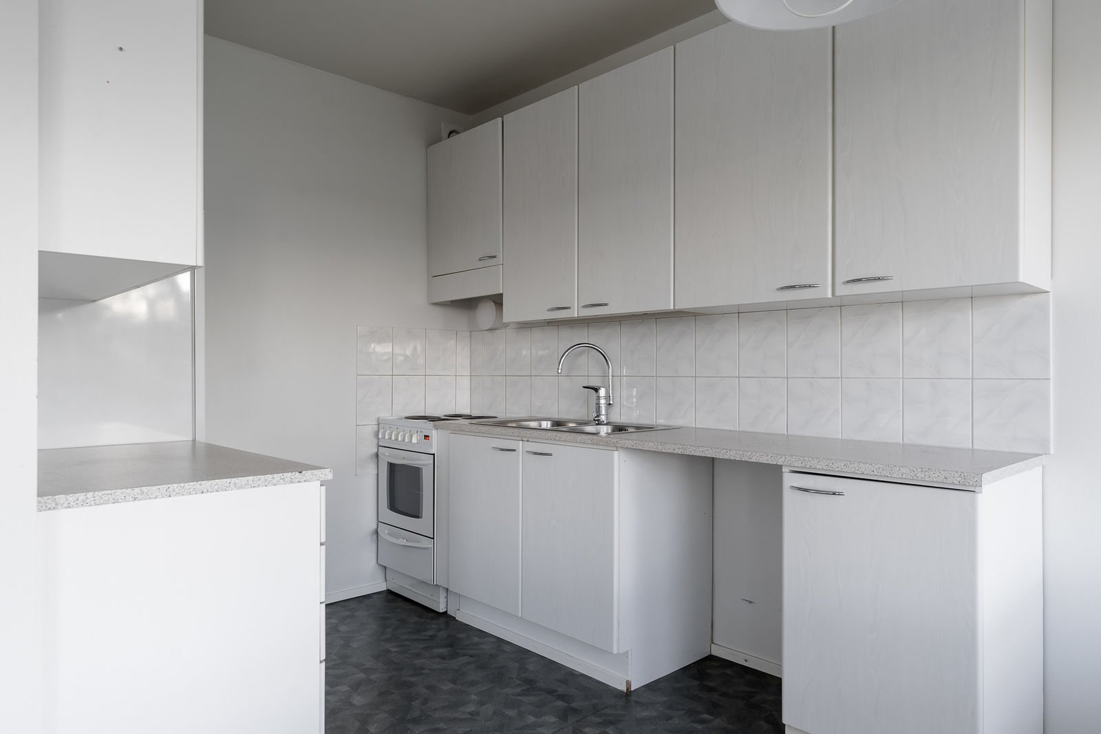 Valoisa yksiö Raision keskustassa! Iso lasitettu parveke, makuualkovi ja hissi. 600 €/kk, netti sisältyy. Vapaa 1.11. 1