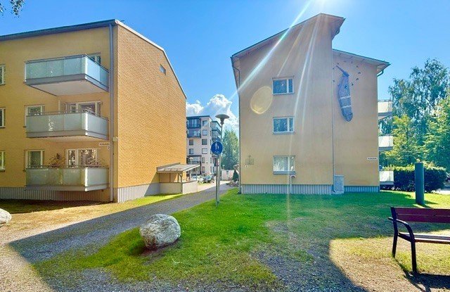 Kolmio puiston vierestä Joensuussa 1