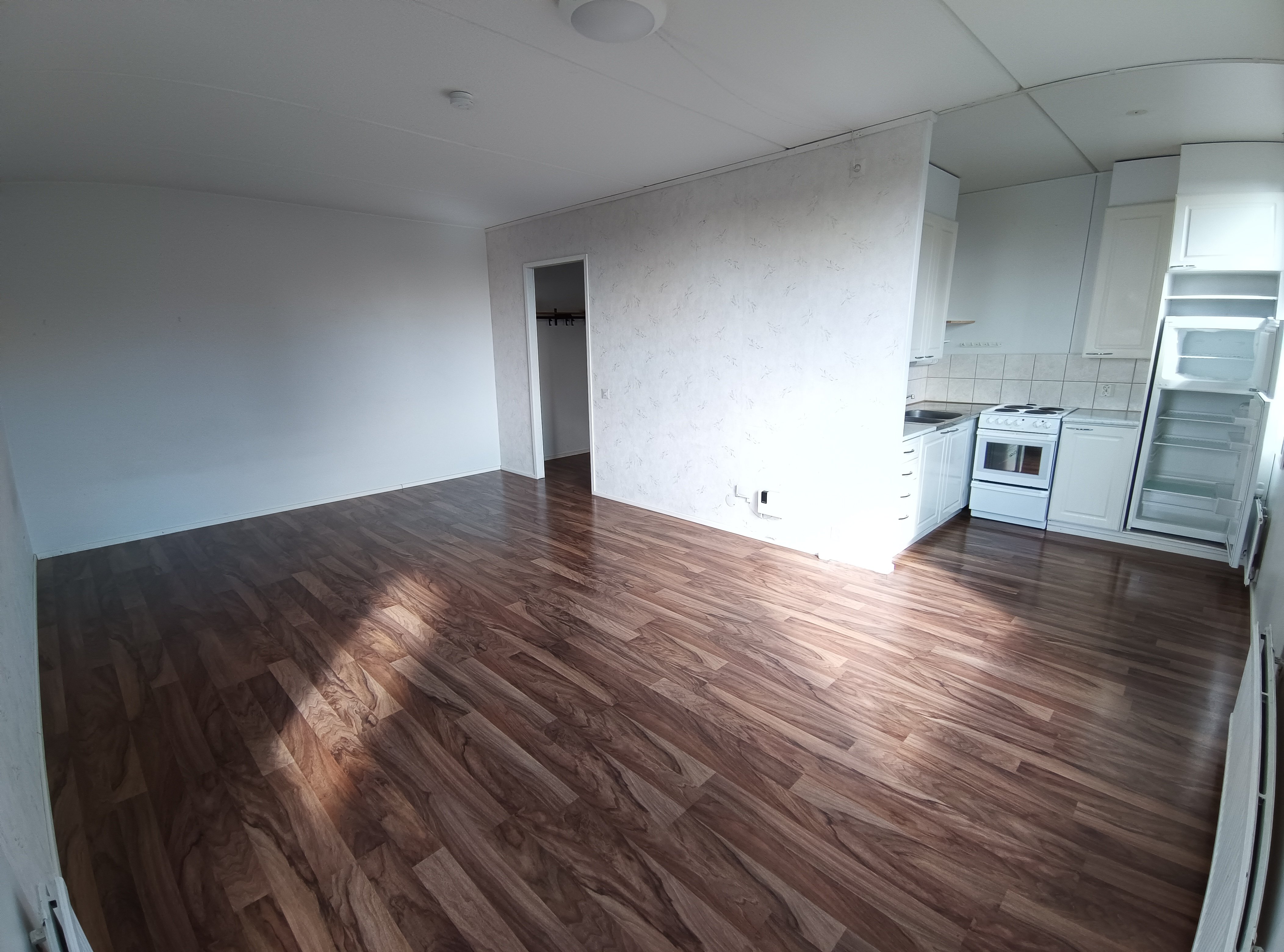 Heti vapaa, valoisa ja tilavan tuntuinen 51,5 m² kaksio hyvillä näkymillä Loimaan Myllykylässä. 4