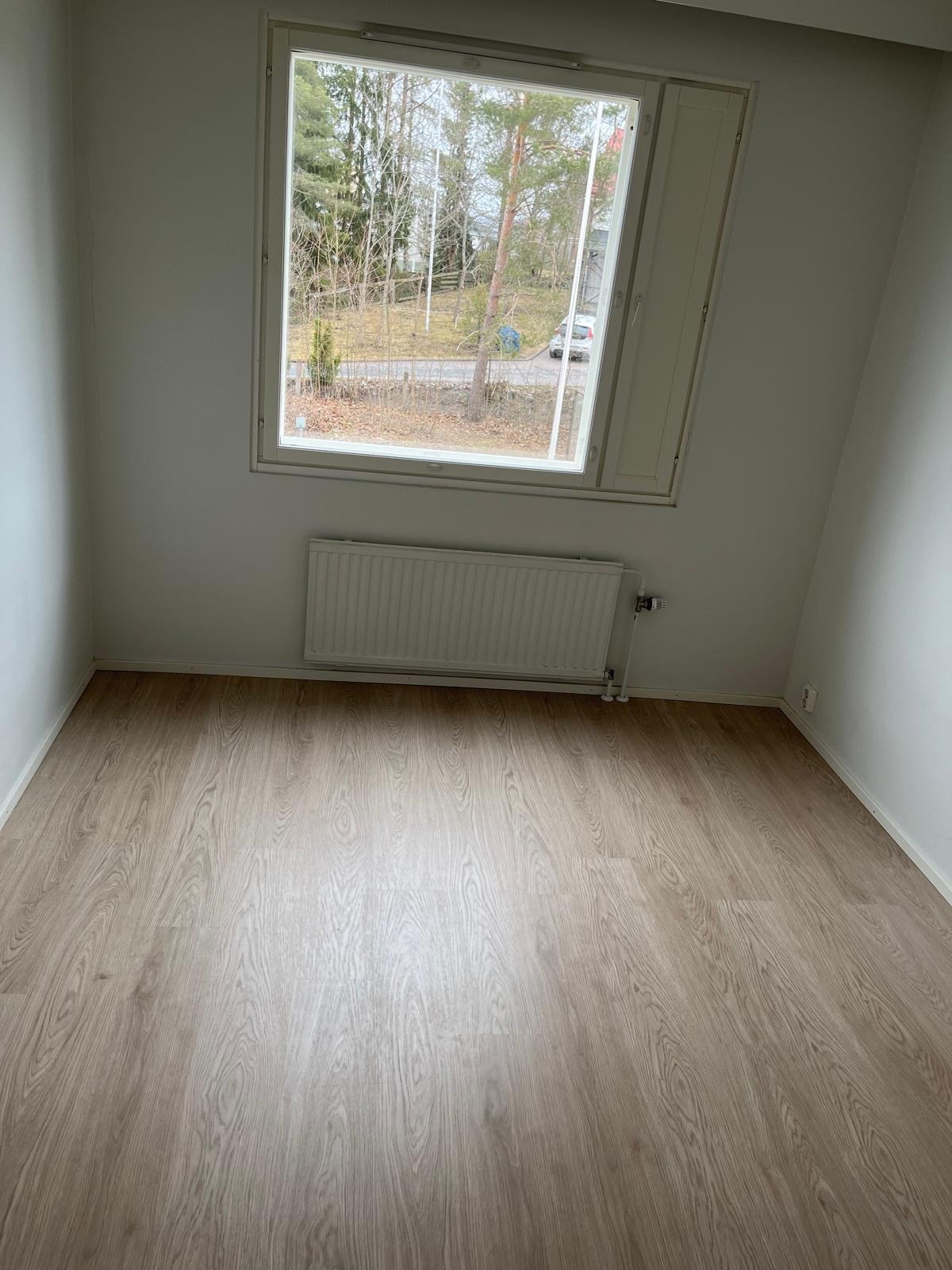 Vuokralle tarjotaan vaalea, valoisa läpitalon huoneisto 2h+k, vaatehuone, parveke 50m2 4