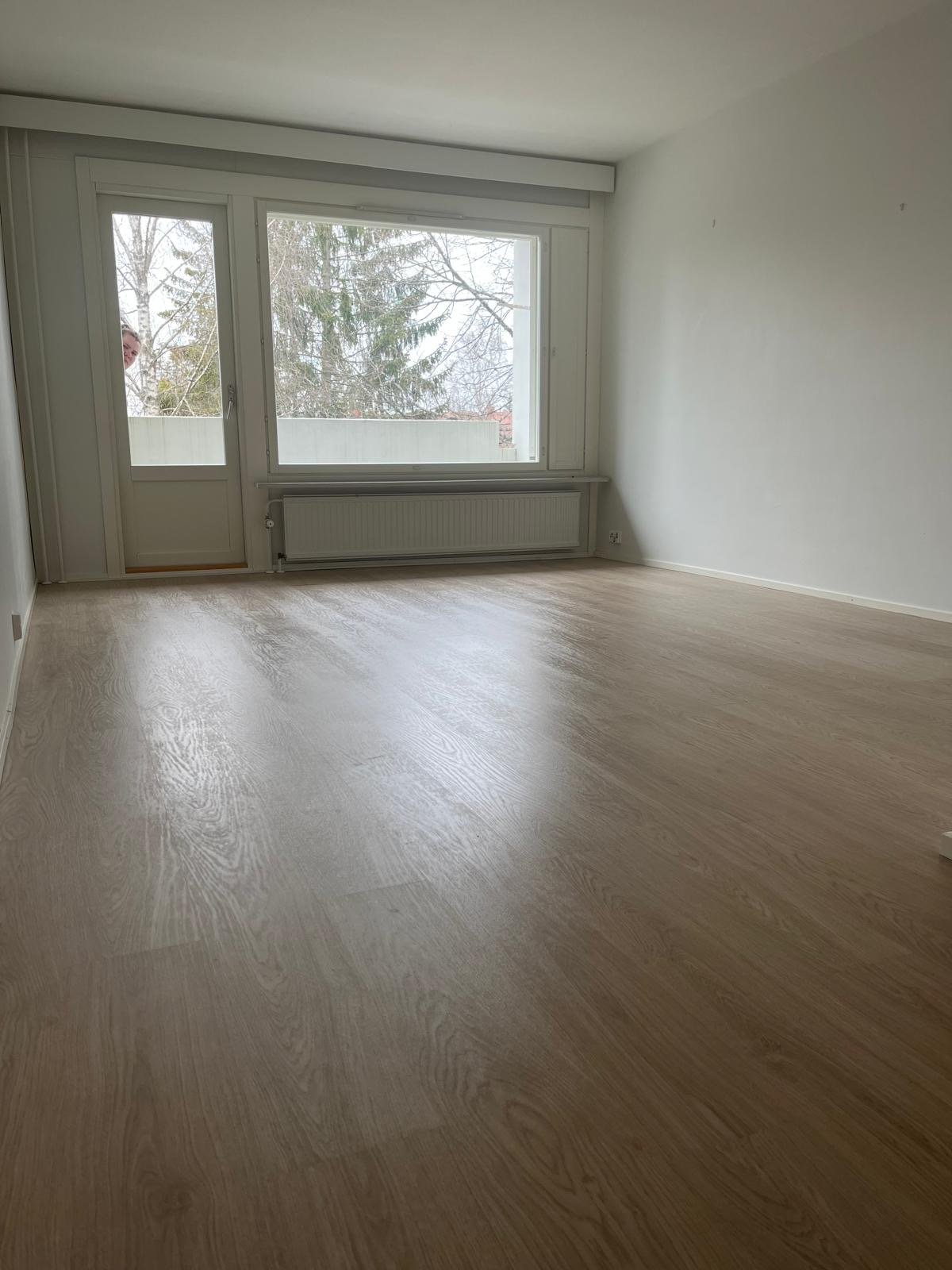 Vuokralle tarjotaan vaalea, valoisa läpitalon huoneisto 2h+k, vaatehuone, parveke 50m2 1