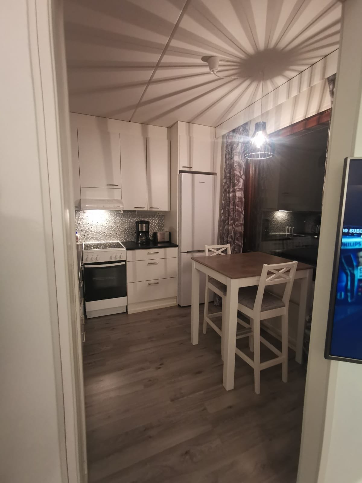 Siisti  ja muuttovalmis, ylimmän kerroksen valoisa yksiö parvekkeella 2