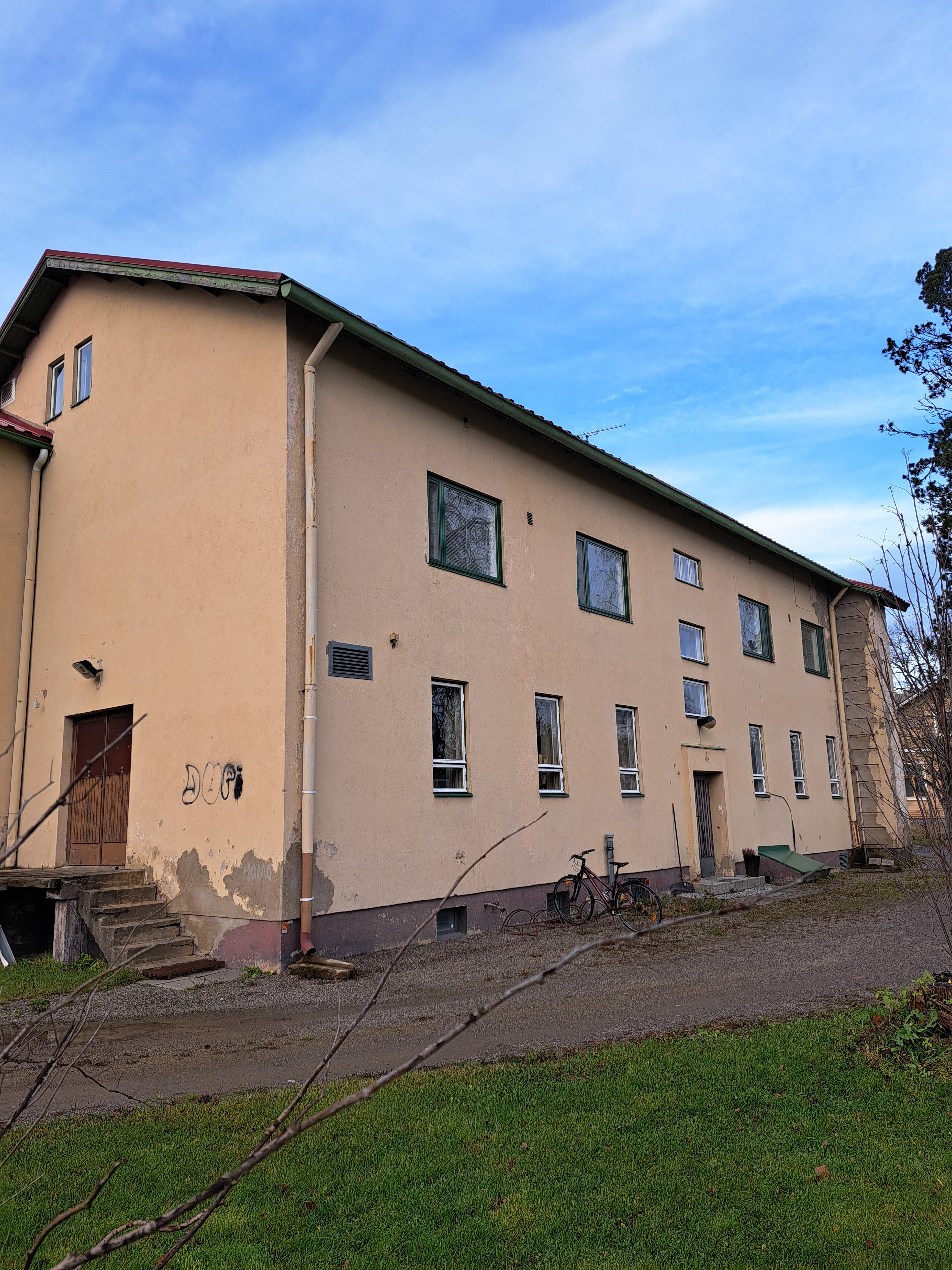 Kaksio 1952 -vuoden pienkerrostalosta 2