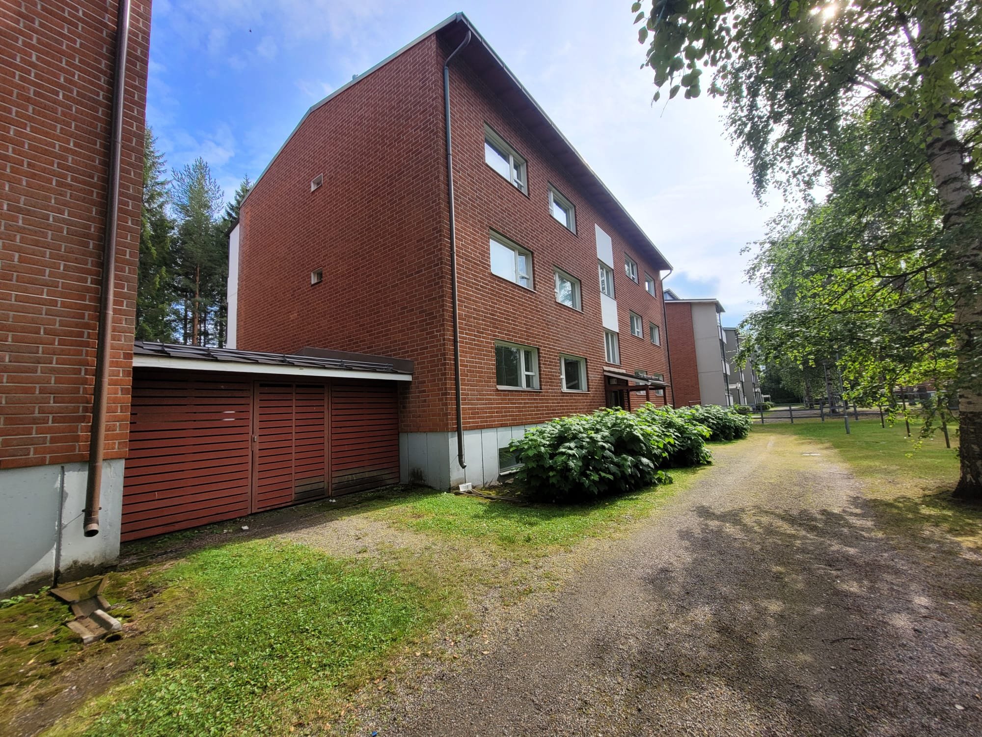 Viihtyisä avara läpitalon huoneisto 1