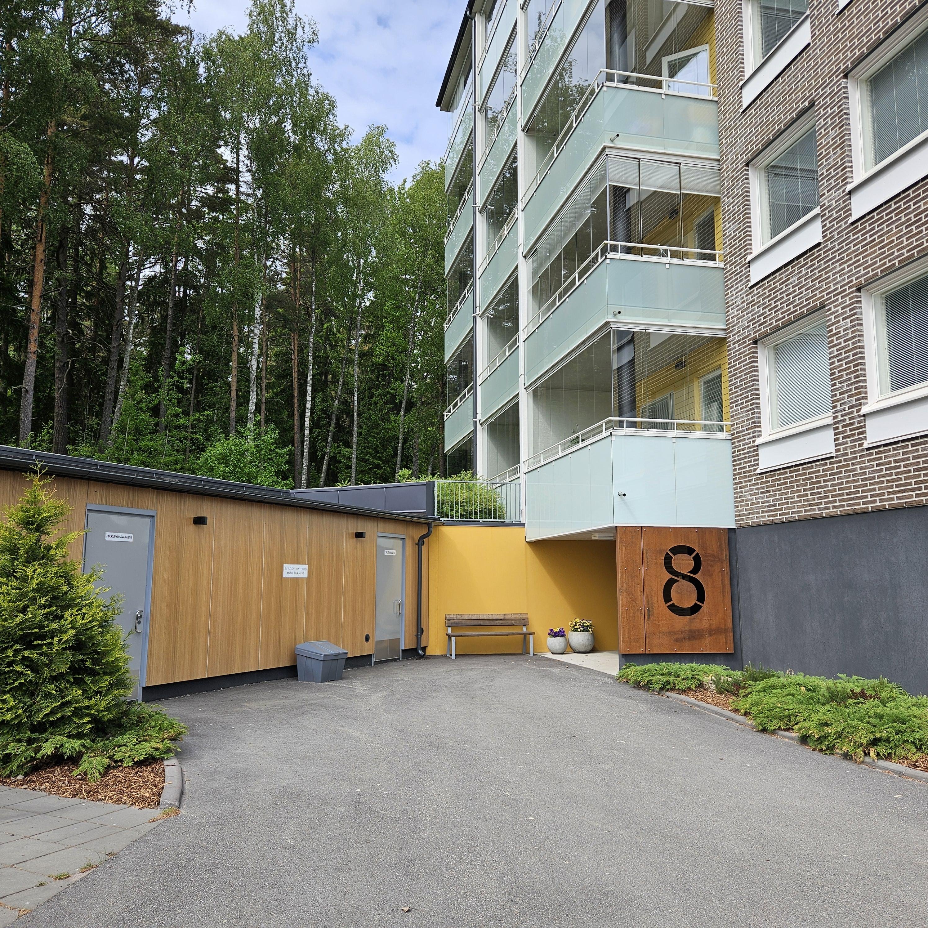 Viihtyisä ylimmän kerroksen yksiö lasitetulla parvekkeella 2