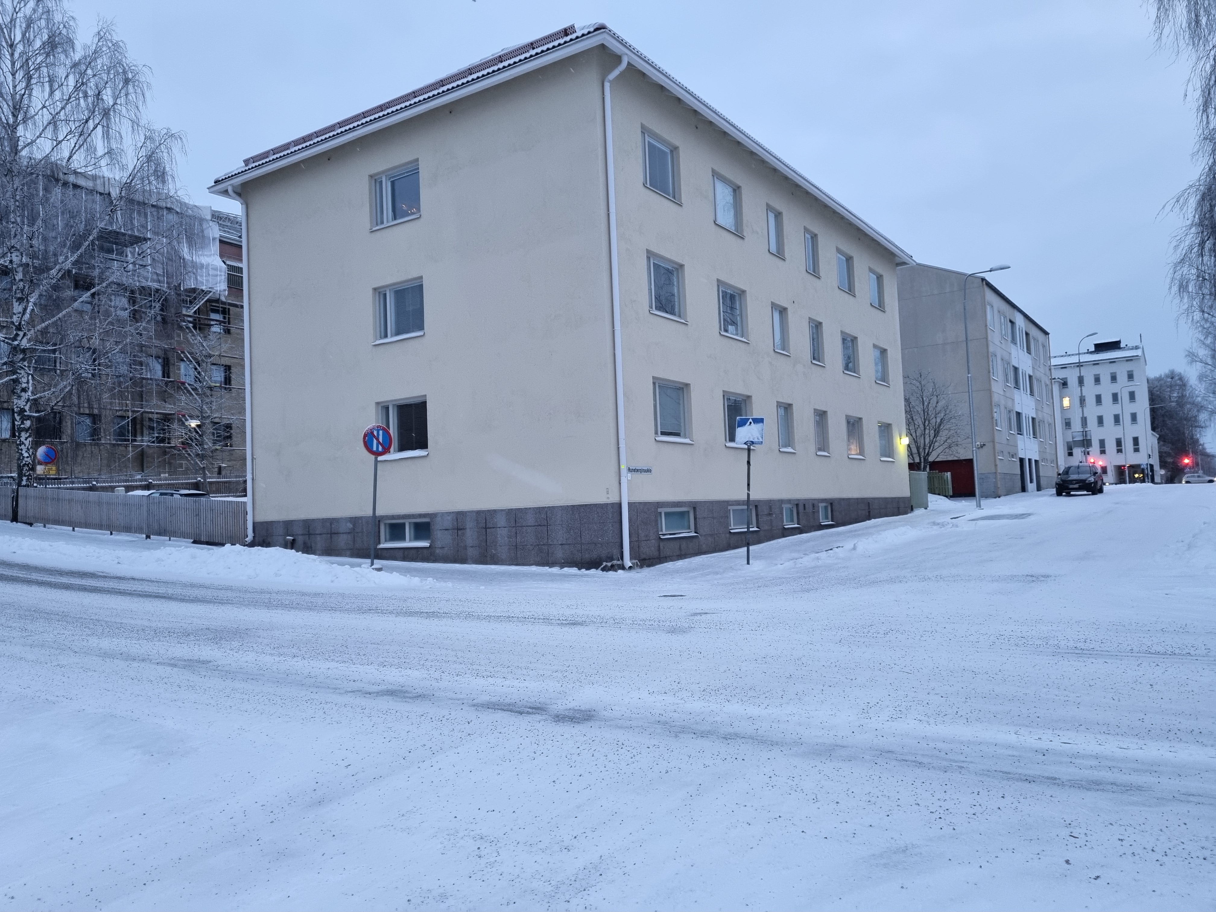 1. kerroksen (ei maantasa) kulmahuoneisto rauhallisella sijainnilla lähellä keskustaa pienkerrostalossa. 1