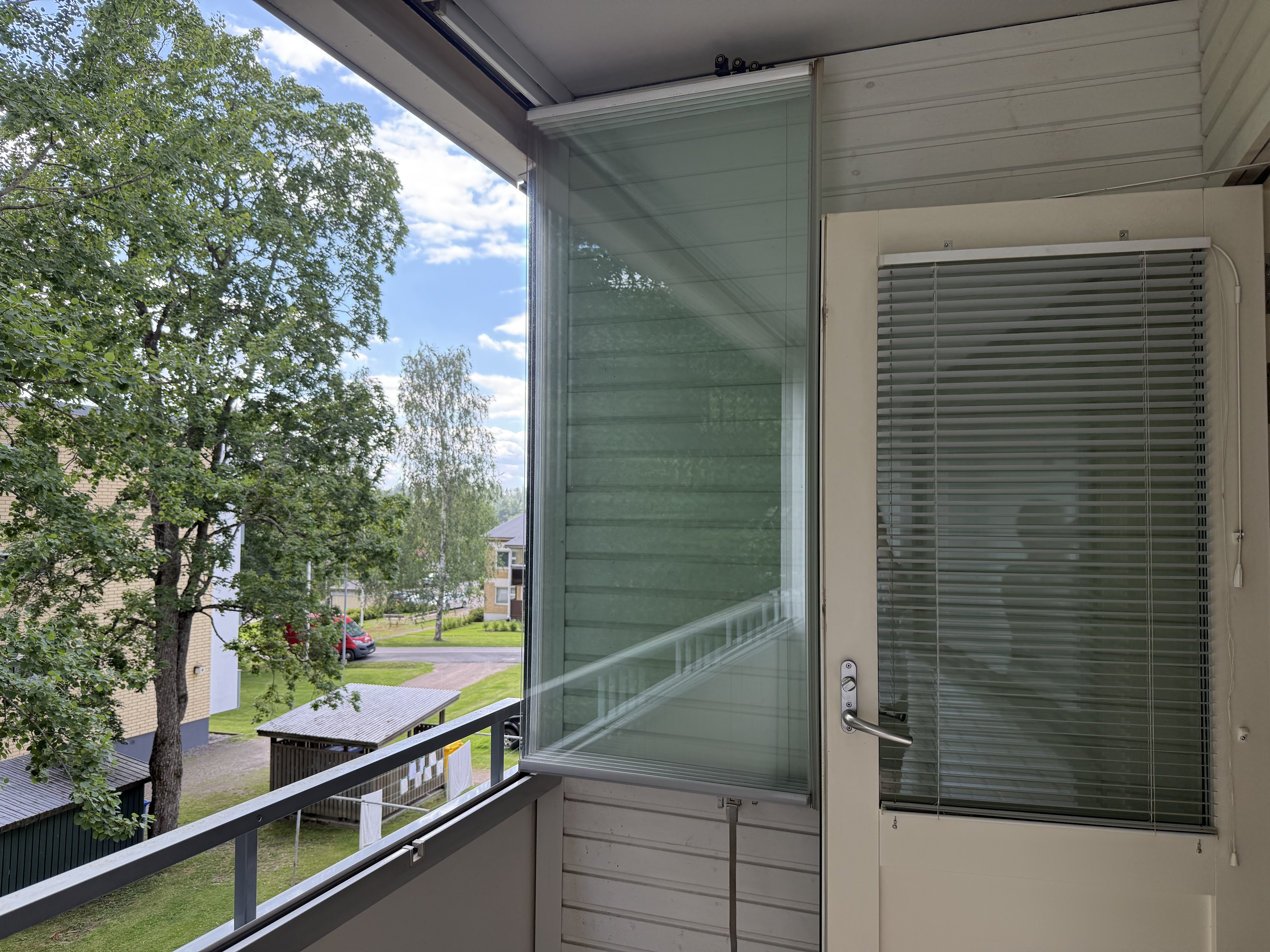 Valoisa yksiö lasitetulla parvekkeella 3