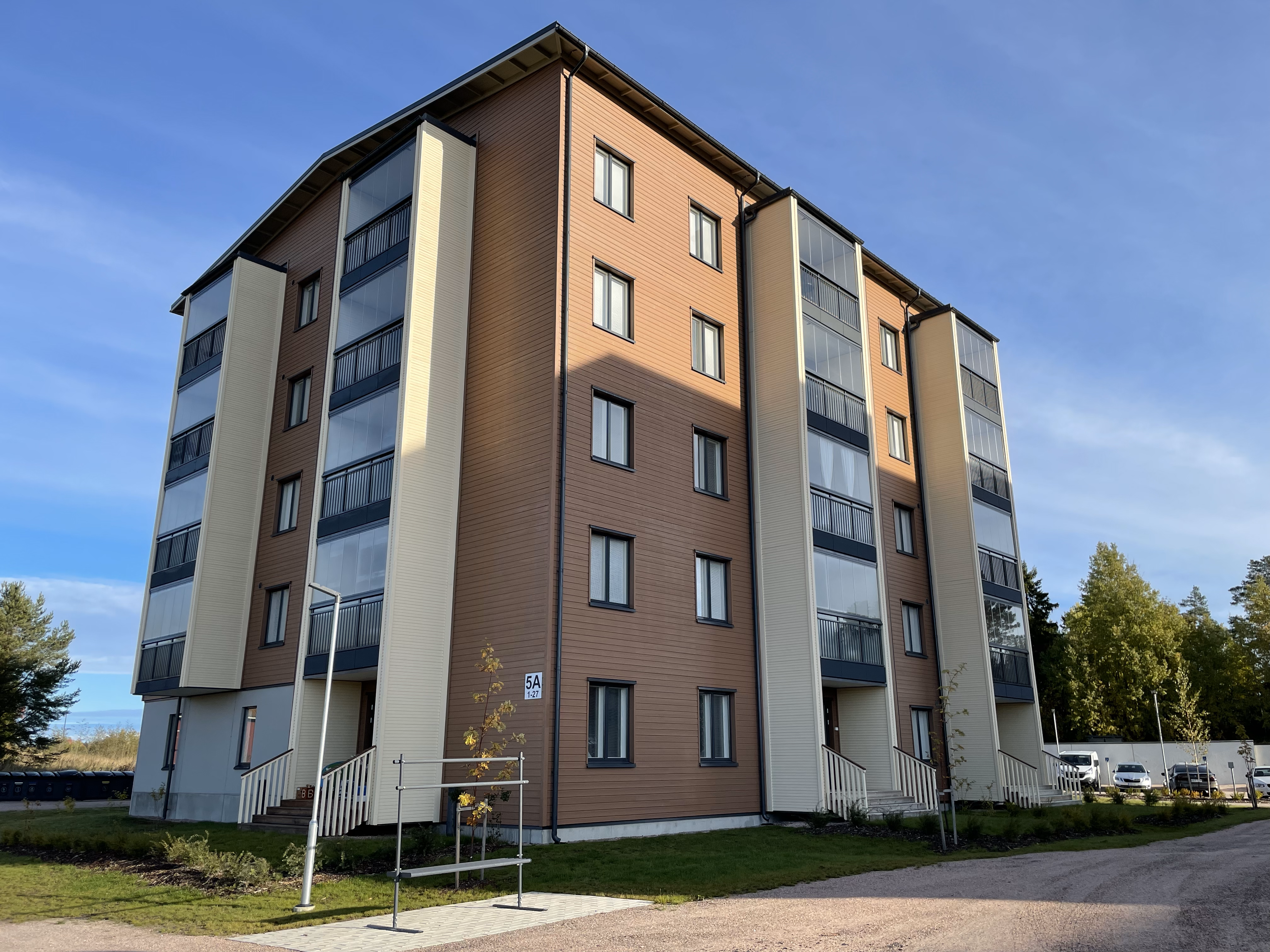 Kolmio lasitetulla parvekkeella 1