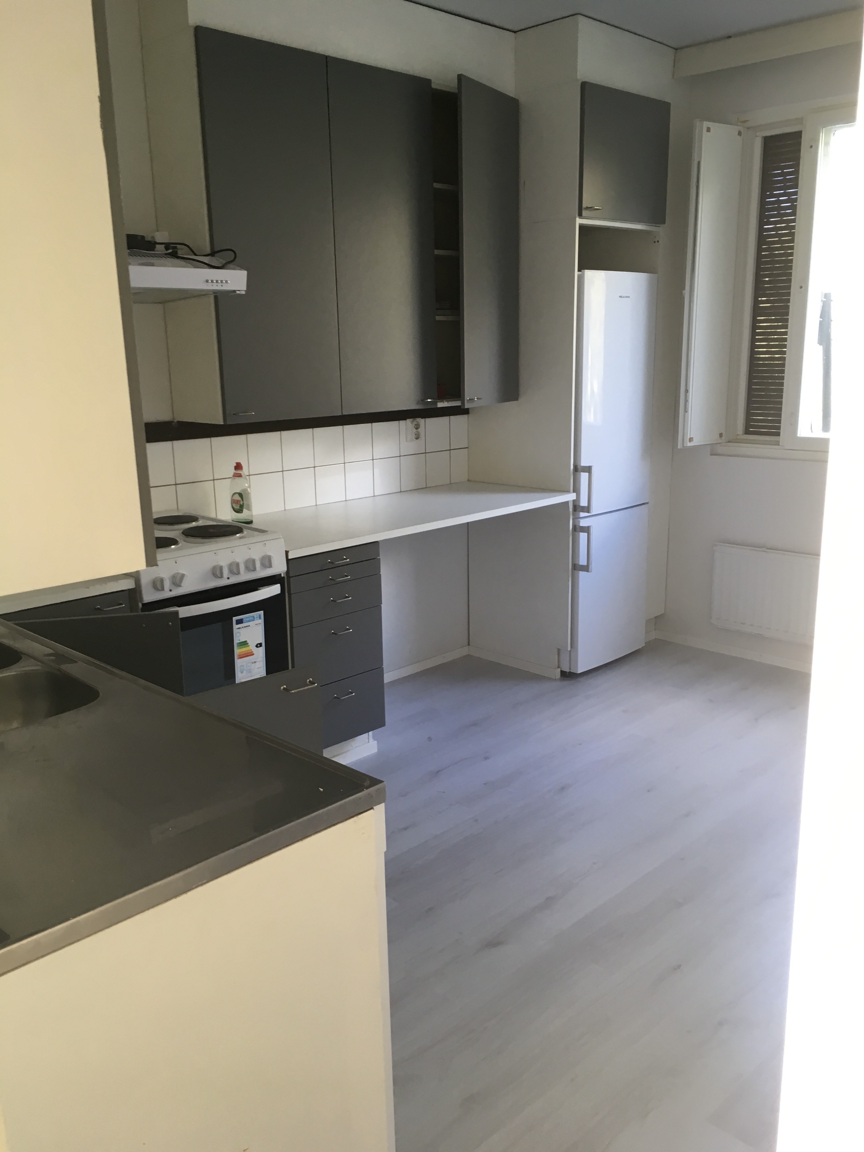 60m2 valoisa,läpitalon kaksio lasitettulla parvekkeella vapautuu vuokrattavaksi 1.10-26 /tai sop.muk. Heinolassa! 5