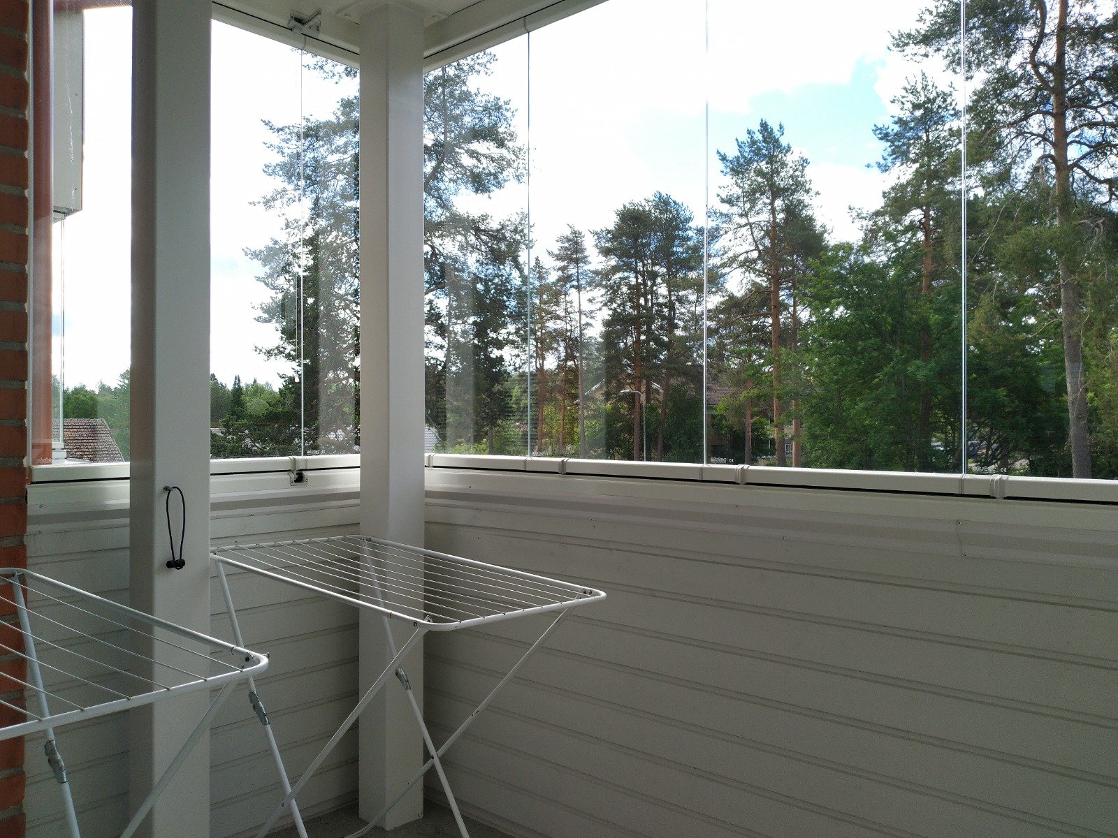 Valoisa läpi talon asunto isolla lasitetulla parvekkeella. 5