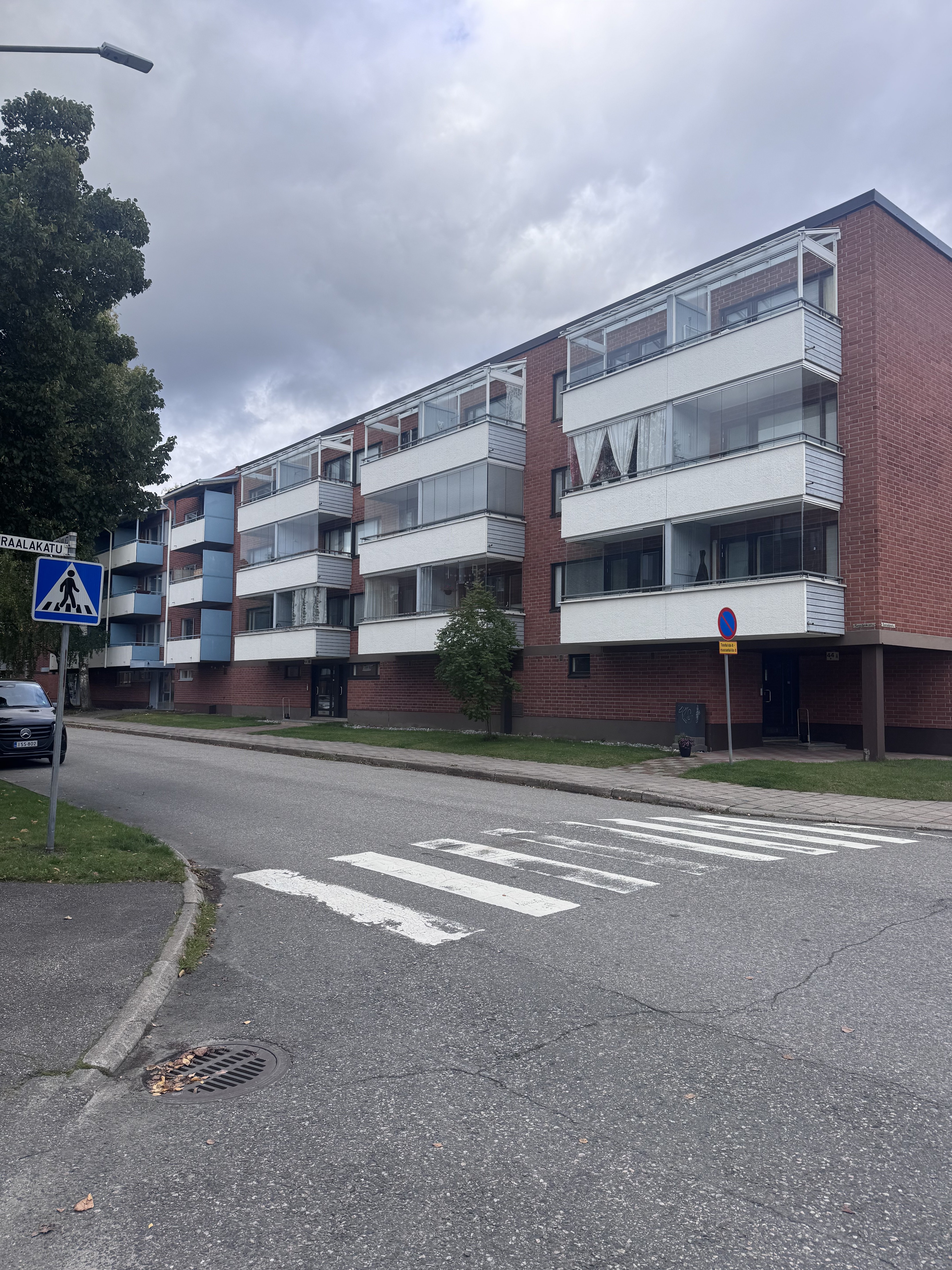 Tilava kolmio rauhallisesta taloyhtiöstä 1