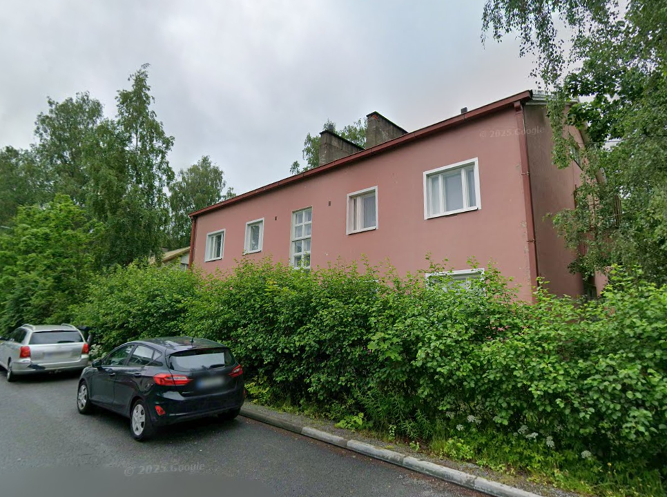Tilava kolmio lähellä keskustaa. 1