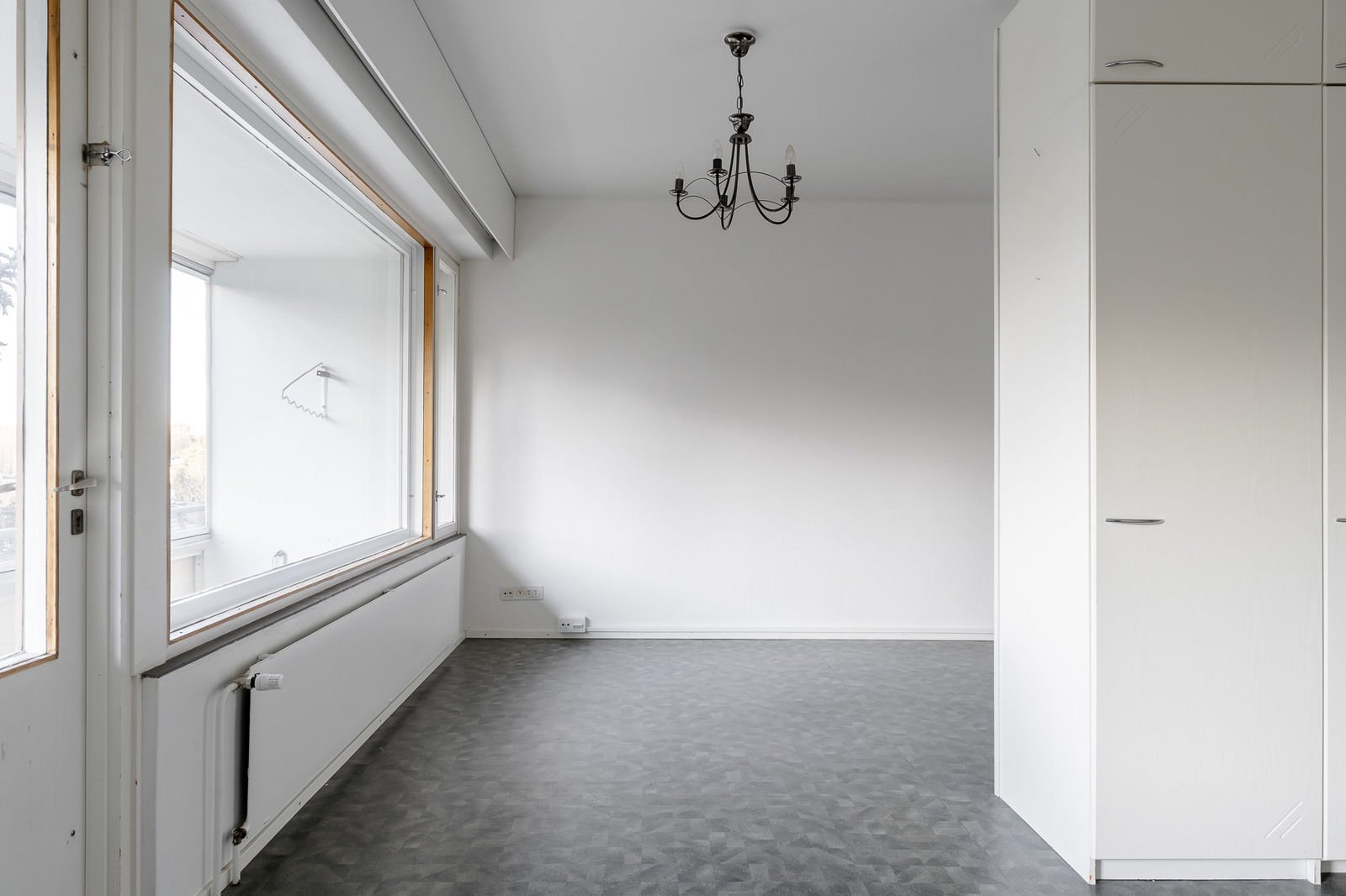Valoisa yksiö Raision keskustassa! Iso lasitettu parveke, makuualkovi ja hissi. 600 €/kk, netti sisältyy. Vapaa 1.11. 3