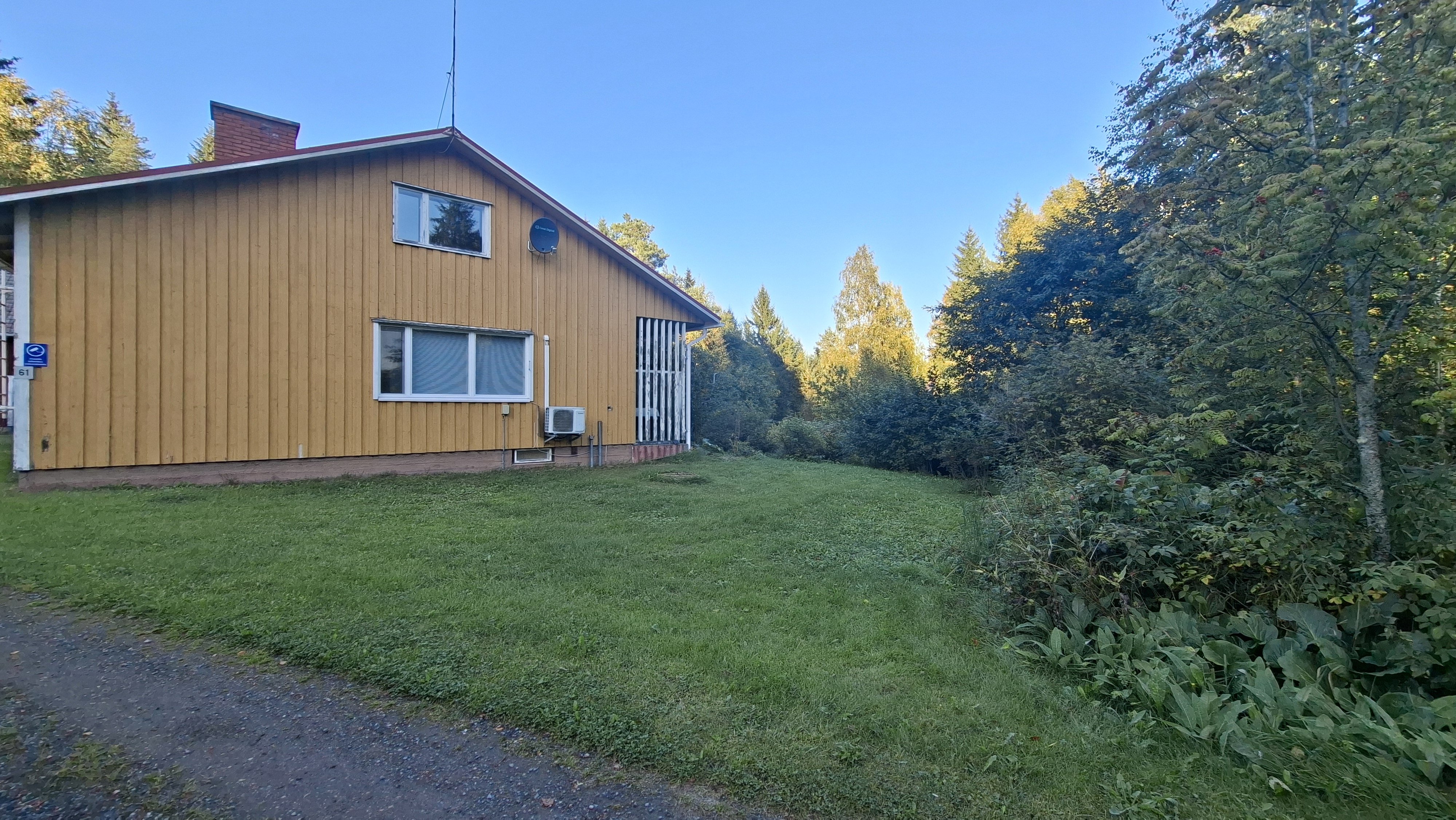 Suuri omakotitalo metsän keskellä 4
