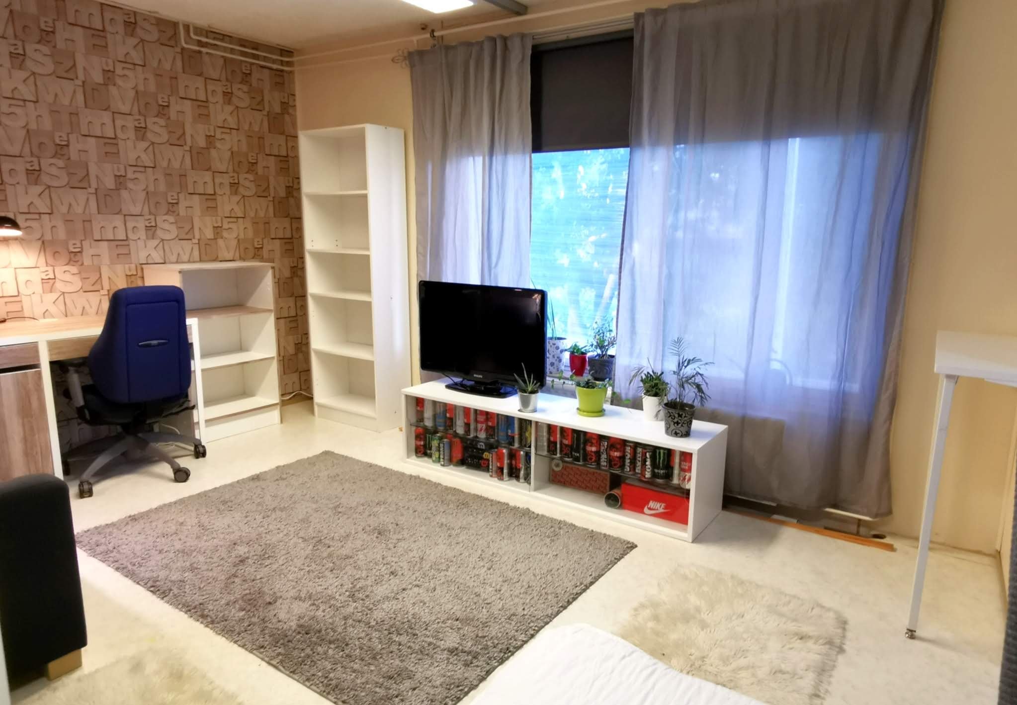 Huone / työtila ok-talossa omalla sisäänkäynillä 2