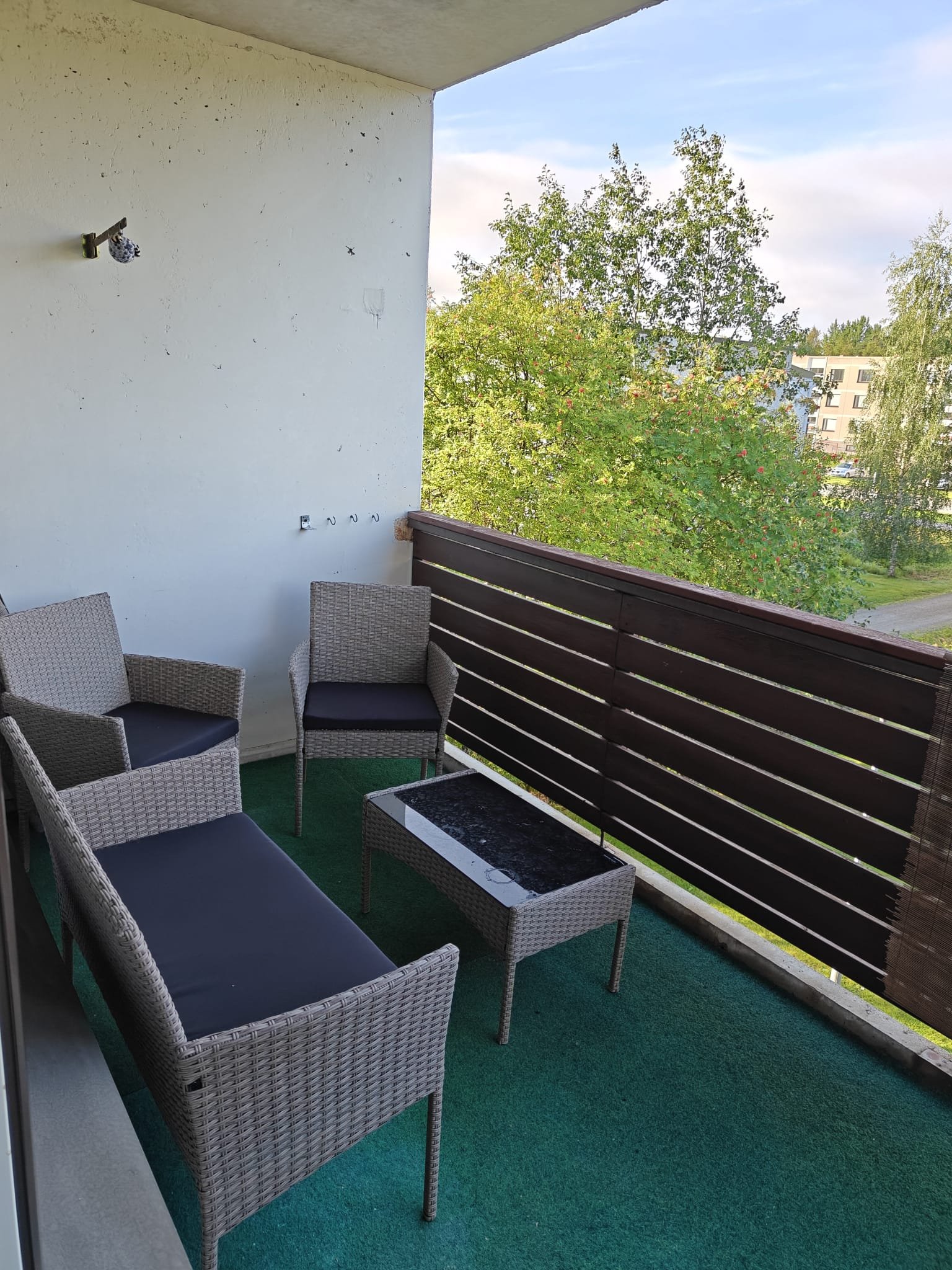 Kauppa 100 metrin päässä. Linja-auto pysäkki lähellä 5